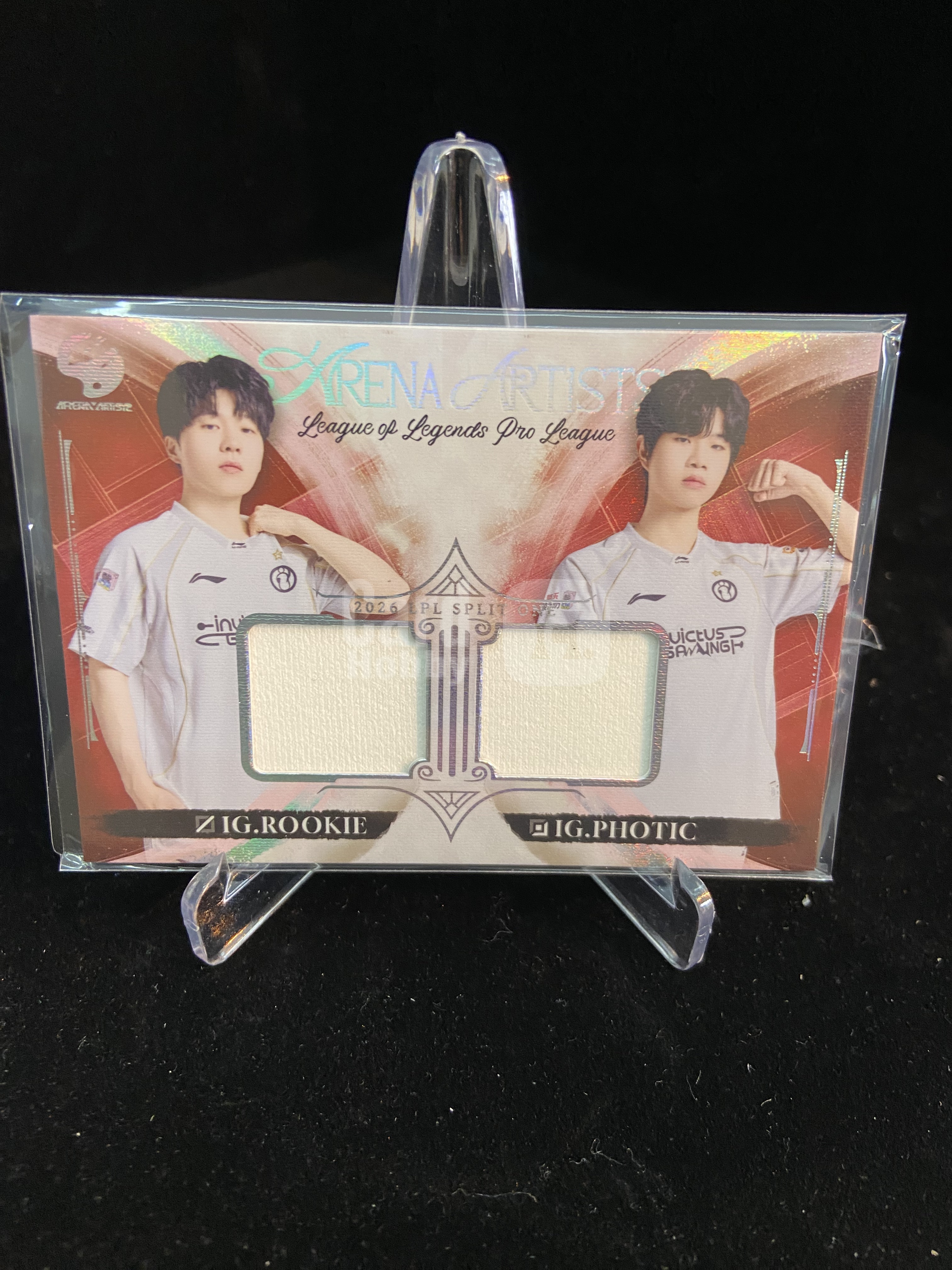 2026 Buffun LPL IG 双人队服卡 物料 暮红 ROOKIE PHOTIC 13/49 不凡玩品 英雄联盟 赛场艺术家 热杰