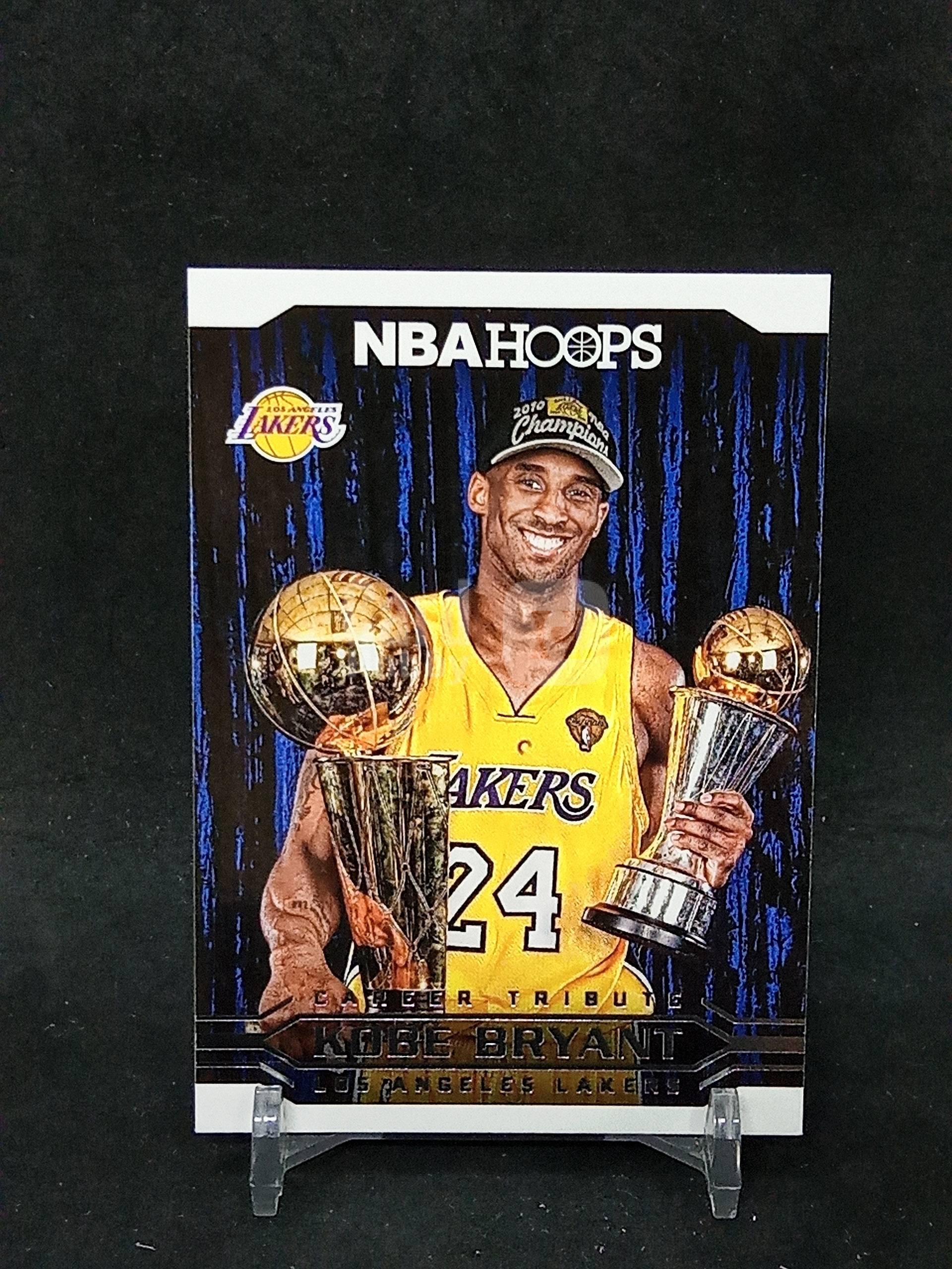 【DC拍卖】10.19 2017-18 Panini NBA Hoops #296 科比・布莱恩特 Kobe Bryant 湖人 24 号 Career Tribute 生涯致敬特卡 10 年夺冠双