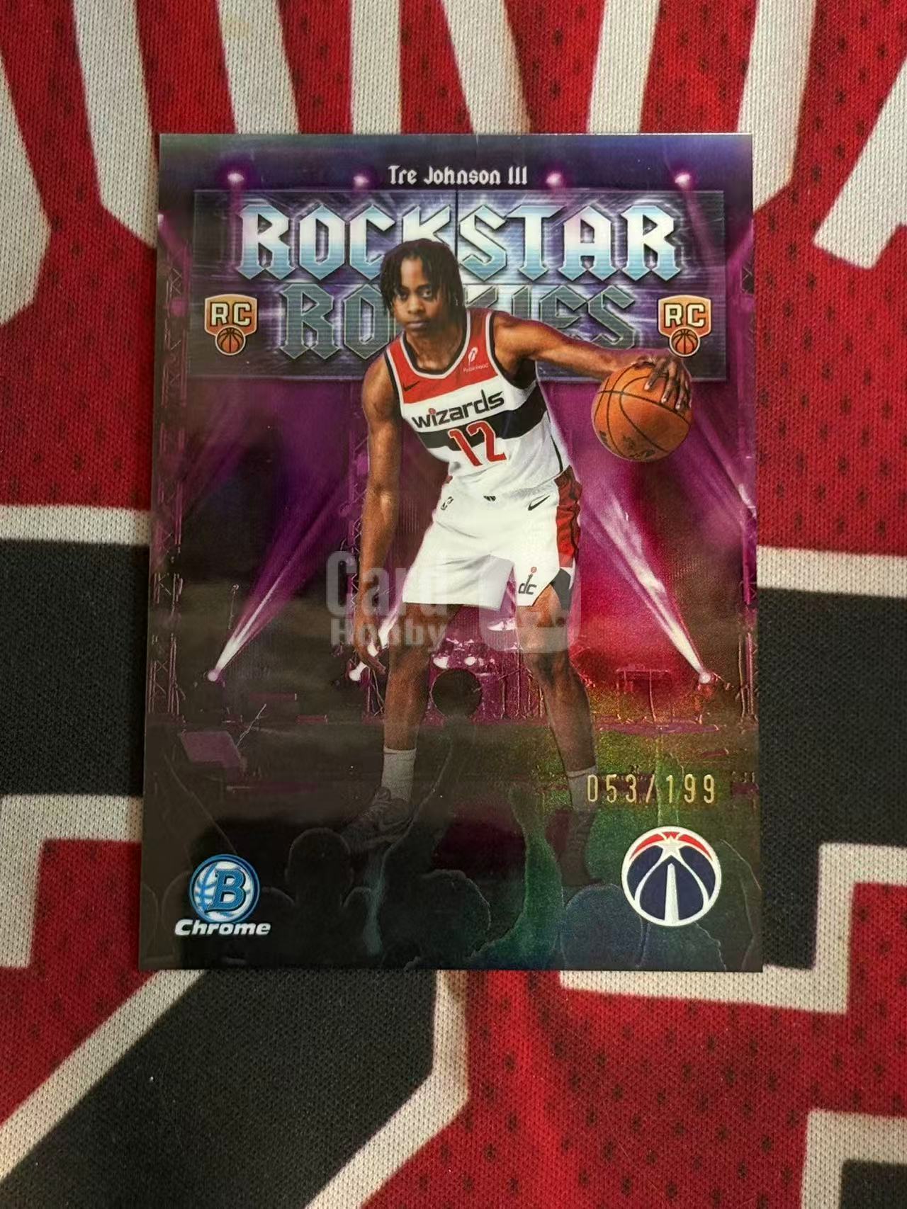 2025-26 TOPPS BOWMAN CHROME TRE JOHNSON III 奇才 新秀RC 特雷约翰逊三世 199编 ROCKSTAR摇滚巨星特卡 聚光灯式设计 紫折 折射【烂臭嘴拍卖】