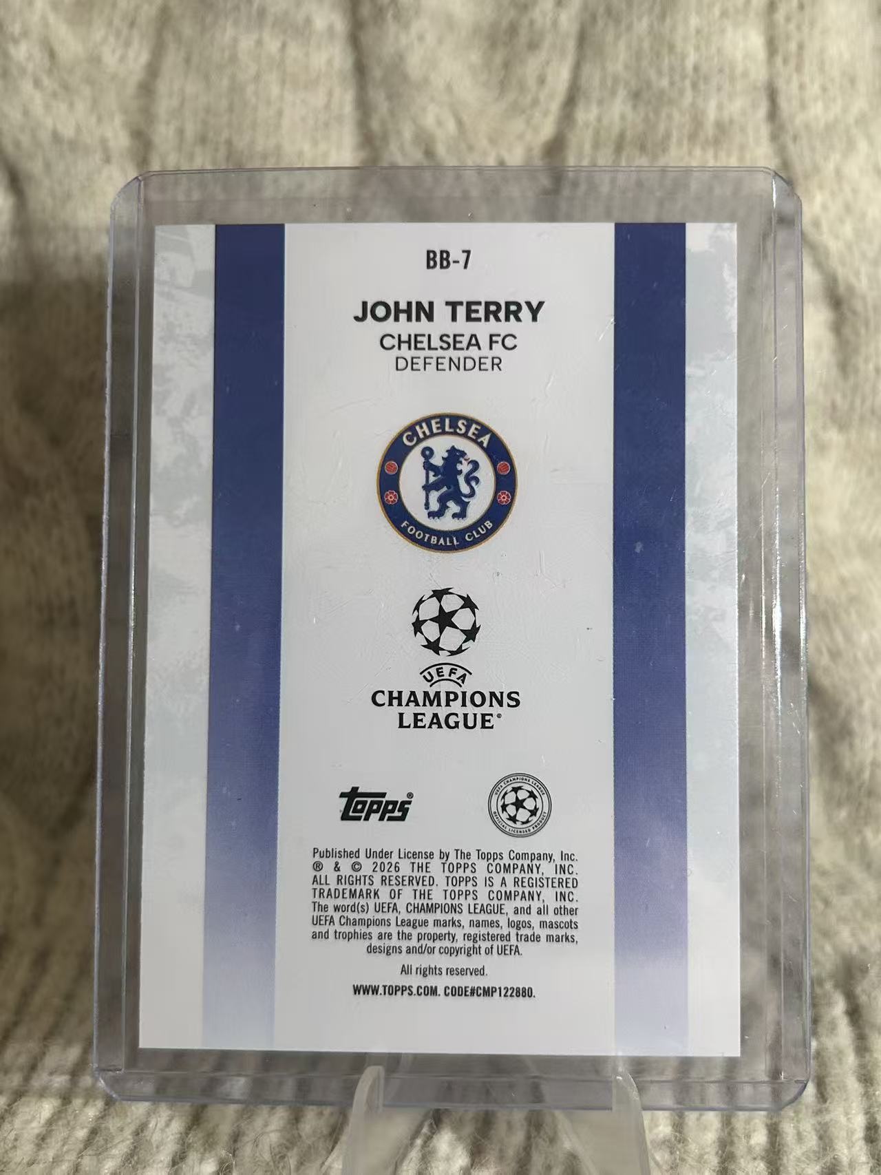 2026 Topps UEFA Champions League John Terry 约翰・特里 BB 特卡。切尔西传奇队长,铁血中卫,蓝白竖条纹背景,经典庆祝人像