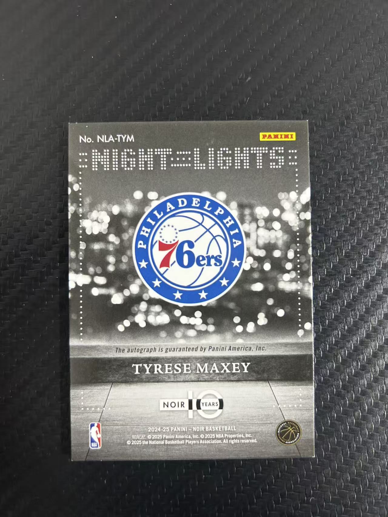 2024-25 Panini Noir Tyrese Maxey #NLA-TYM【灯灯拍卡】 诺尔 泰雷塞 马克西 镜面 签字 卡签 夜灯签 夜灯 76人 潜力无限 未来可期 收藏必备【麦浪风】
