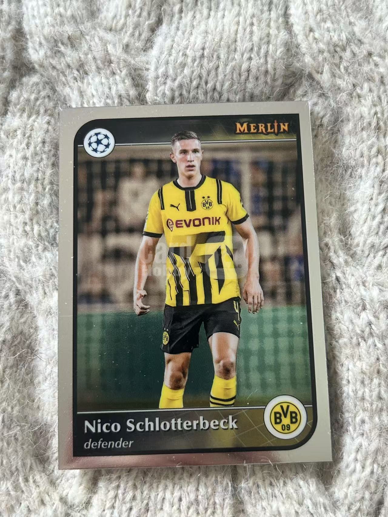 2024 Topps Merlin 梅林 Nico Schlotterbeck 尼科・施洛特贝克 - 多特主力后卫，防守稳健，长传调度优秀，对抗强硬，兼具出球能力，德甲实力派中卫，梅林系列热门，凑套