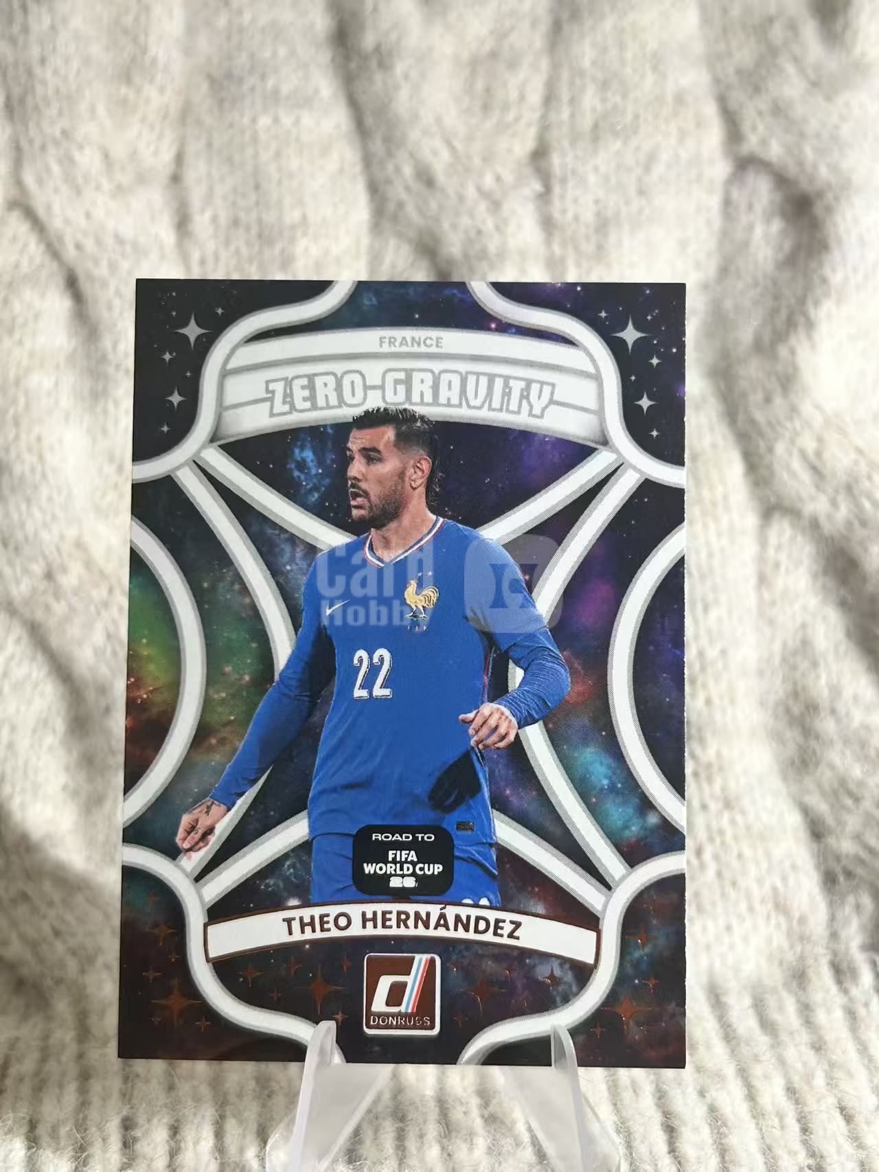 2025-26 Panini World Cup Prizm Theo Hernández Zero-Gravity 零重力特卡 特奥・埃尔南德斯法国 22 号左后卫,米兰主力,进攻冲击力强 凑套必备