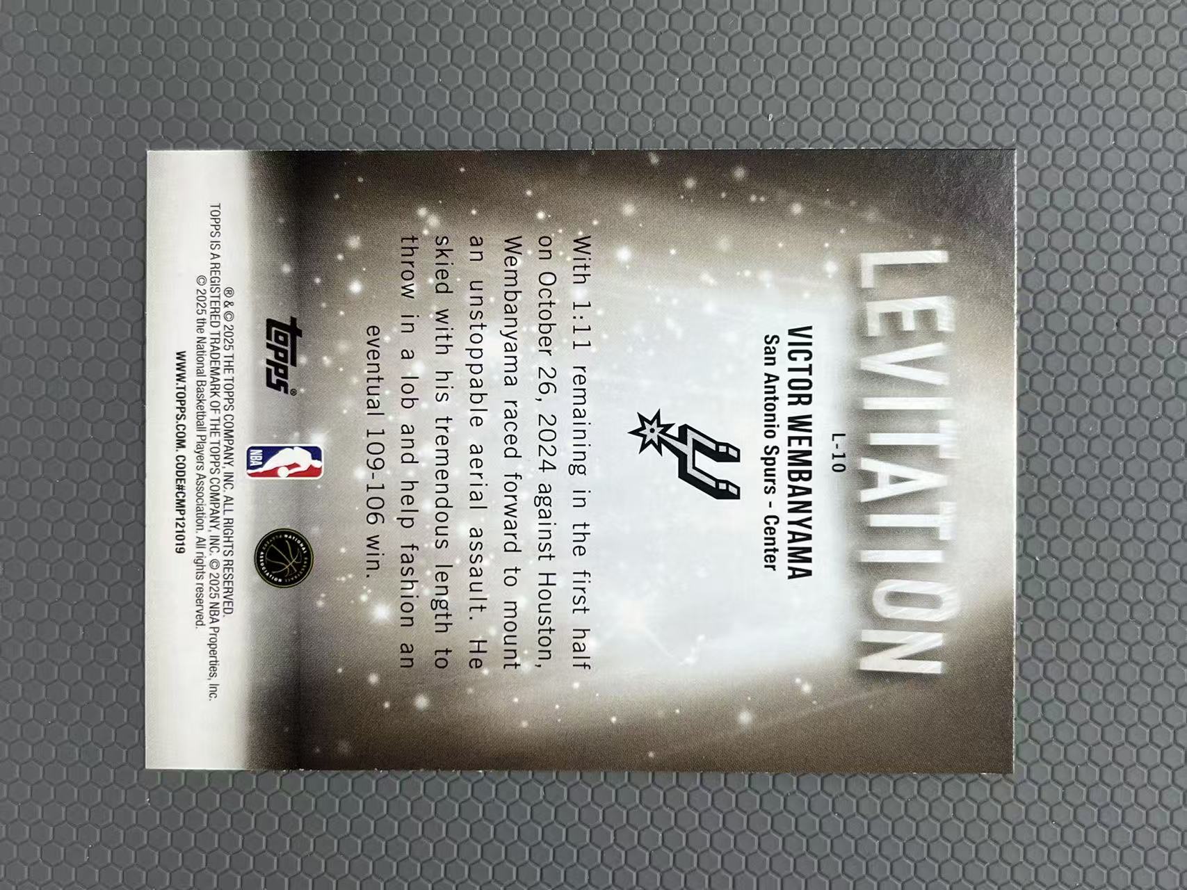 2025 Topps VICTOR WEMBANYAMA 文班亚马 马刺 LEVITATION 特卡 银折 折射 卡品如图-左