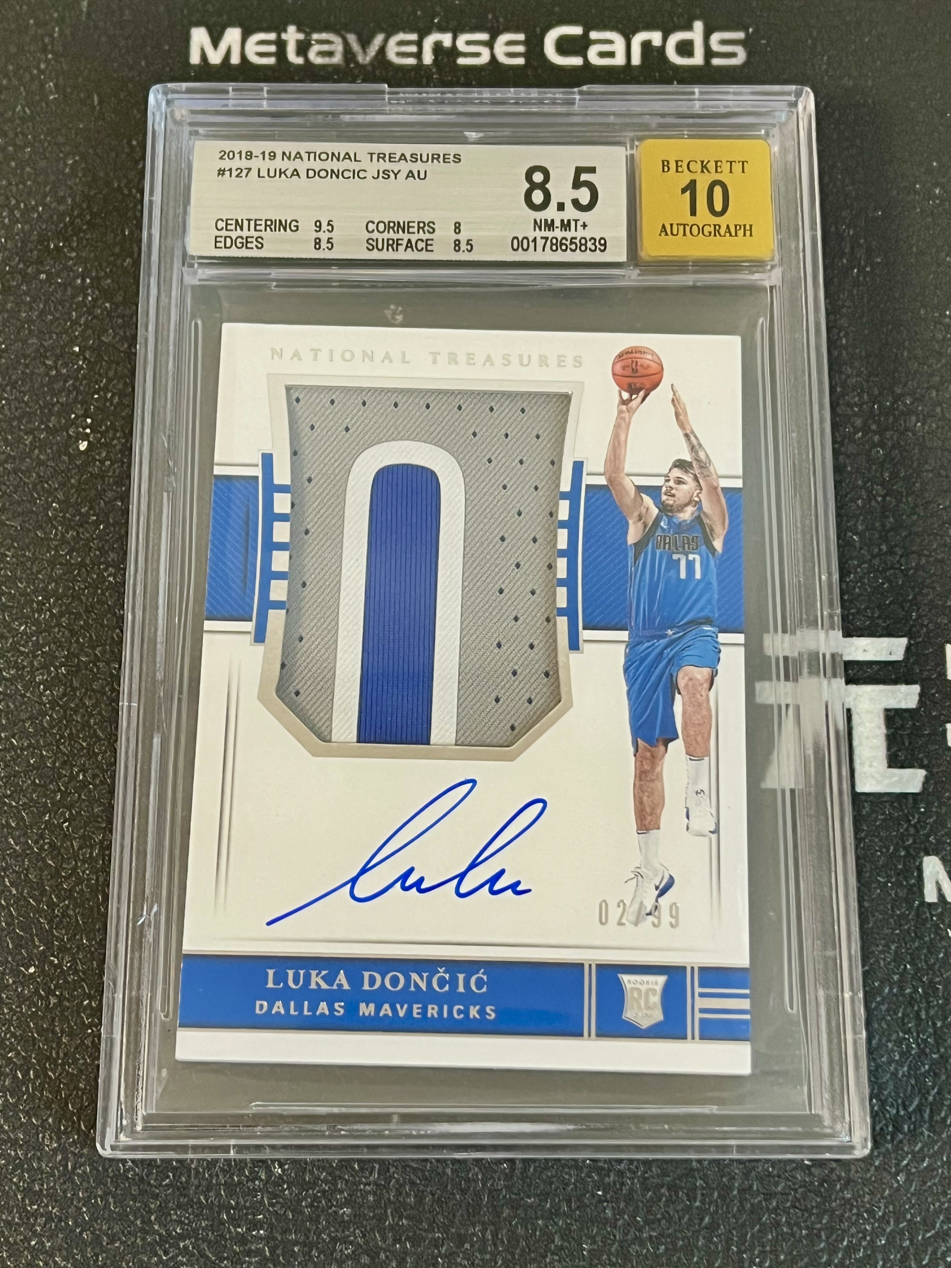 【元宇宙拍賣】三相001：2018-19 National Treasures Luka Doncic 國寶 獨行俠 RC 新秀 盧卡 東契奇 正RPA Patch 超暴力切割 一柱擎天 卡簽 簽字 02/99編 BGS8.5 簽字10分