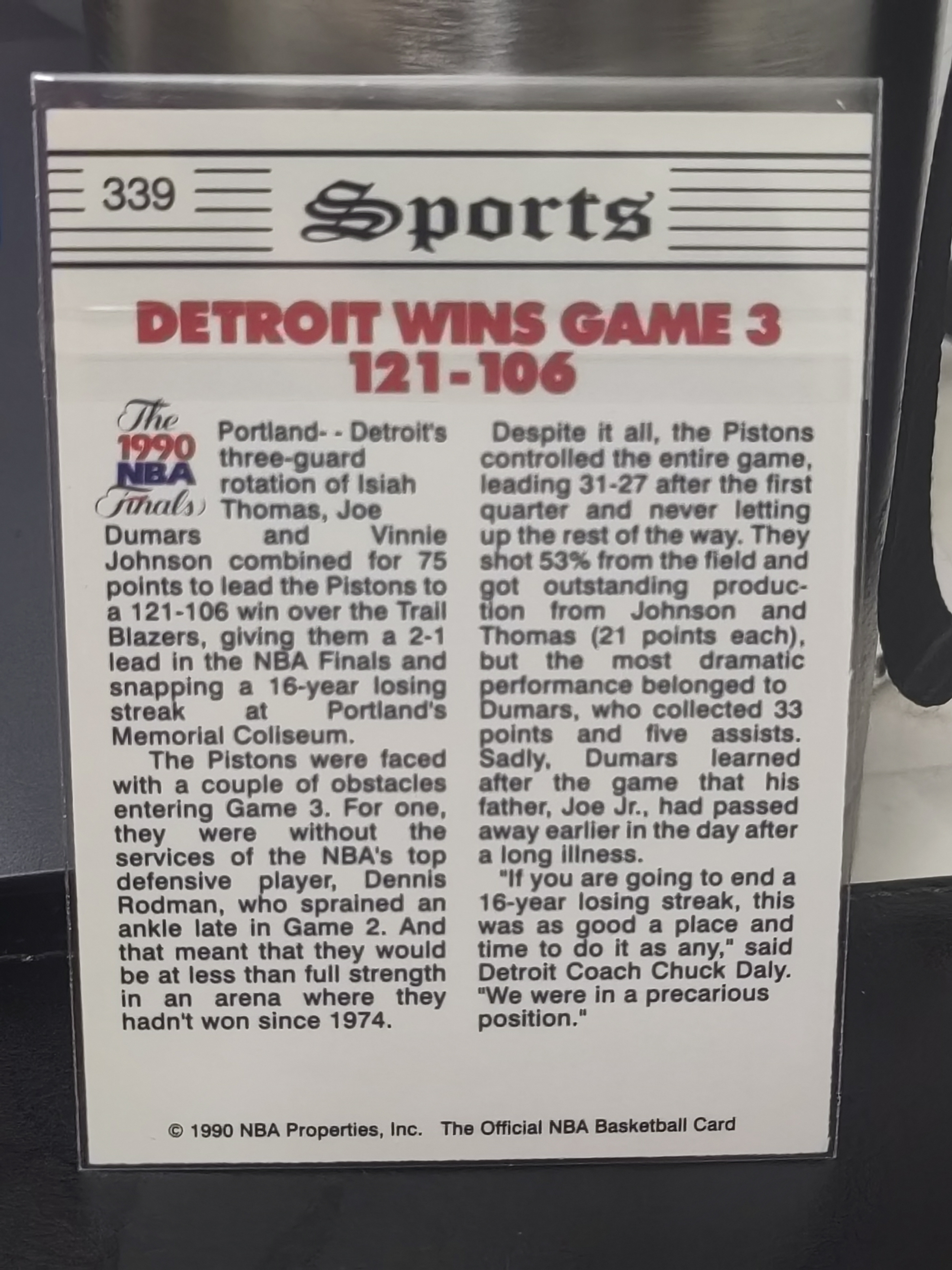1990-91 SkyBox NBA Hoops Joe Dumars 乔杜马斯 活塞大胜开拓者取得2-1领先 复古报纸头条特卡 篮 白边白角 不保卡品 卡品如图