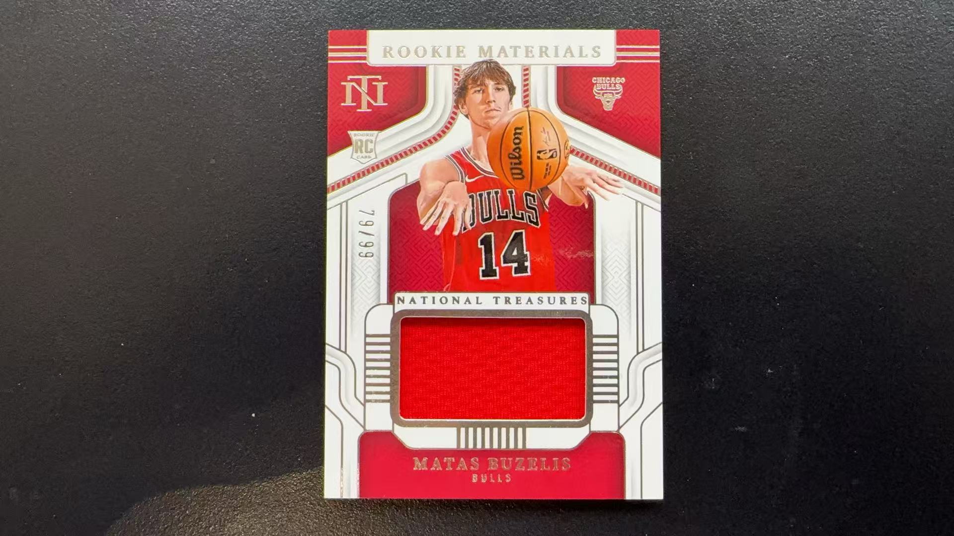 【Pw代卖】2024-25 Panini 国宝 Matas Buzelis 马塔斯 布泽利斯 公牛 新秀 RC 太子 小窗物料切割 99编 专收必备 卡品如图 萝卜哥