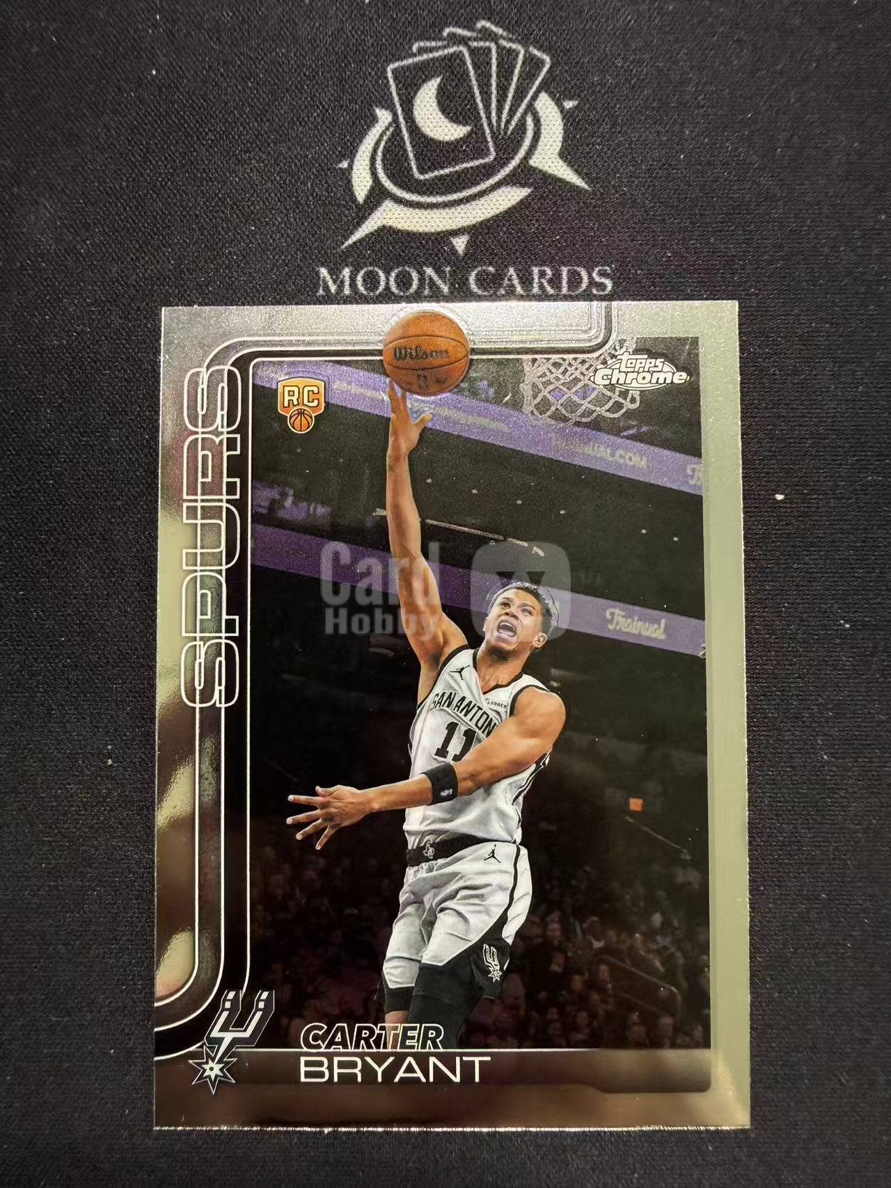 【梦卡拍卖】2025-26 Topps Chrome Update Carter Bryant 新秀 卡特 布莱恩特 马刺 细节如图 #Ci# 三金喵姐