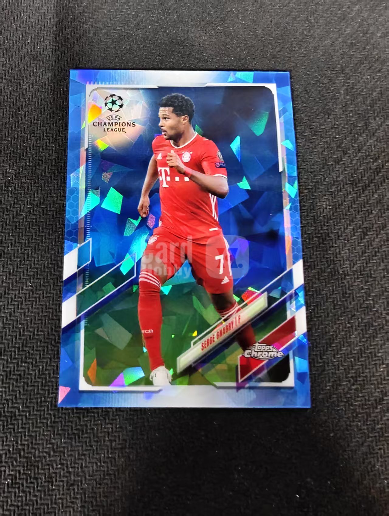 【可合并,不累计】2021 Topps Chrome Serge Gnabry 塞尔日 格纳布里 拜仁慕尼黑 蓝宝石 蓝碎冰折 欧冠 #72 划痕 边角瑕疵
