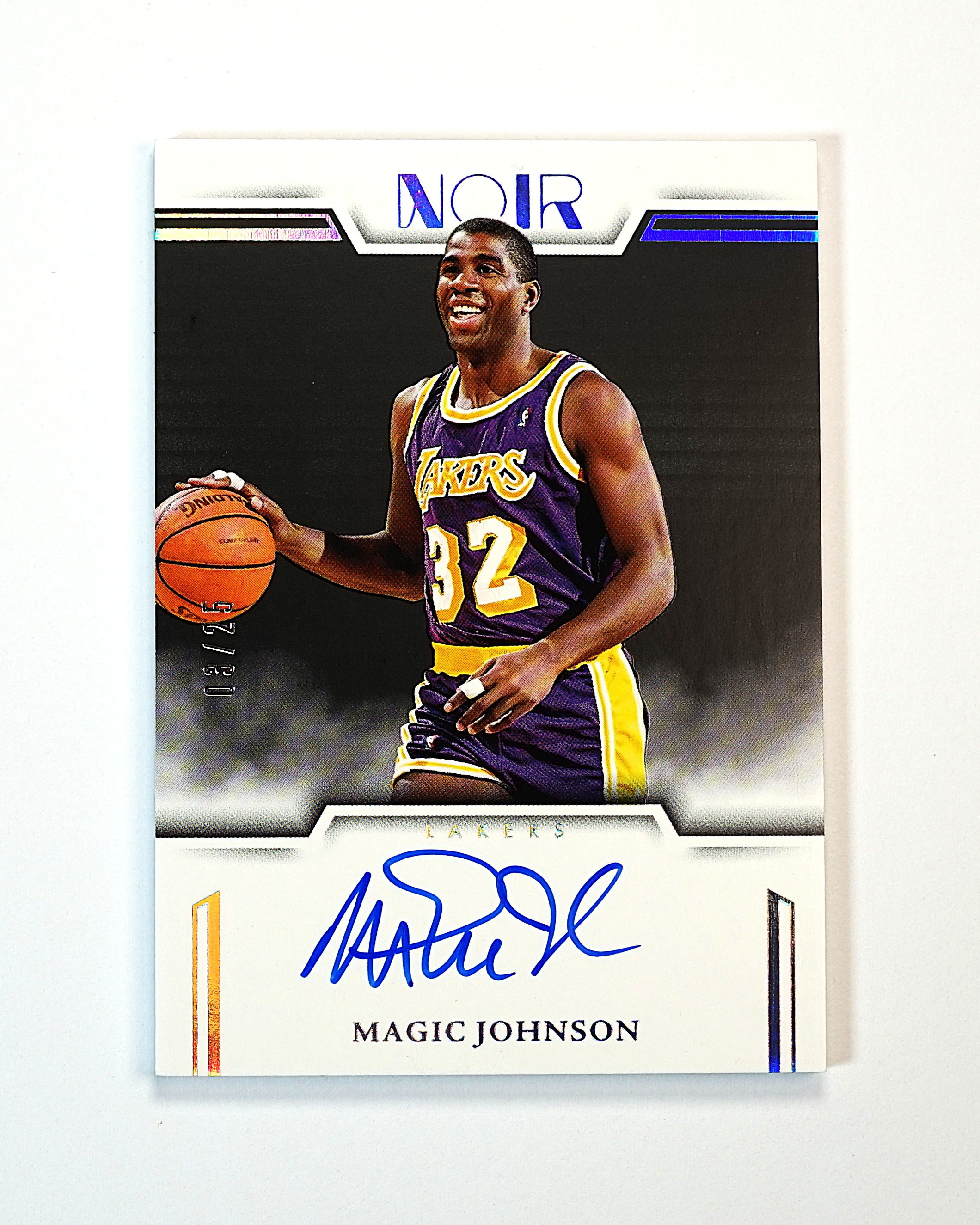 2024-25 Panini Noir Magic Johnson 诺尔 魔术师 约翰逊 03/25编 签字 卡签 墨迹湛蓝 湖人名宿 历史第一控卫 名人堂成员 卡品微瑕如图