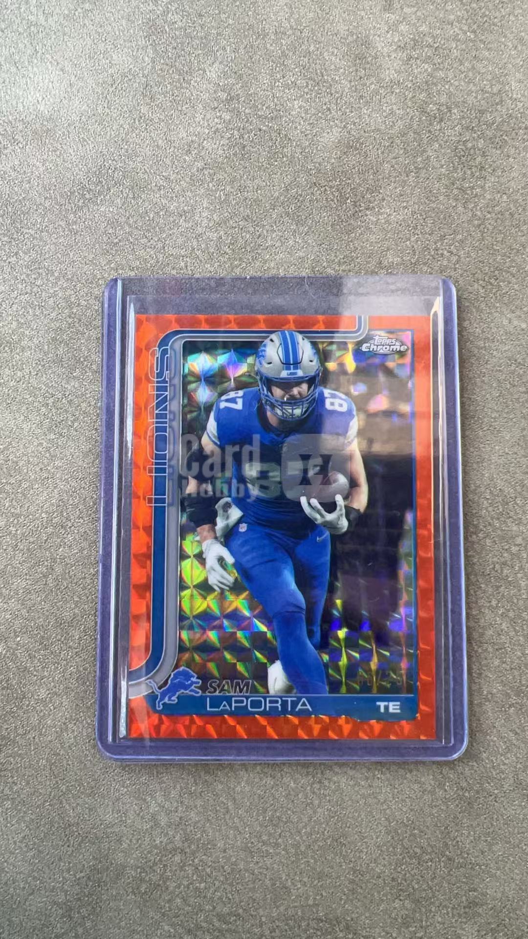 4581【330球星卡实体店代卖】2025 Topps Chrome TC元年 NFL Sam LaPorta 萨姆 拉波尔塔 雄狮 橙几何折 06/25编 低编 仅顺丰寄付(雄狮)