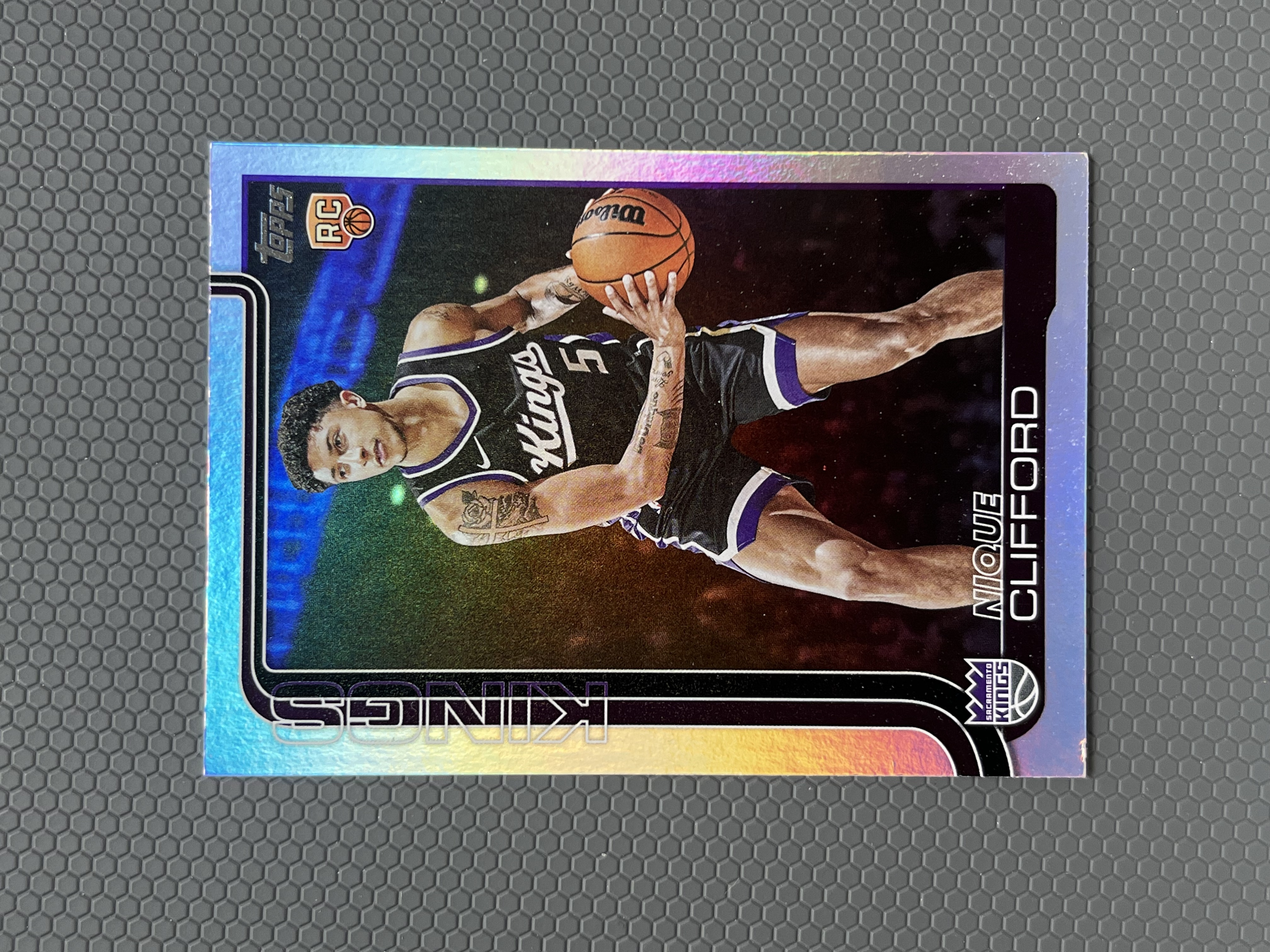 2025 Topps 尼克·克利福德 NIQUE CLIFFORD 国王 新秀 RC 折射 银折 左下角微瑕 卡品如图-左
