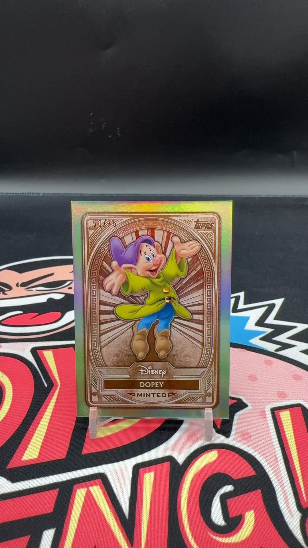 【玩具坑】2025 Topps Disney Mint 迪士尼 TC 皮克斯经典 绿折 75编 dopey