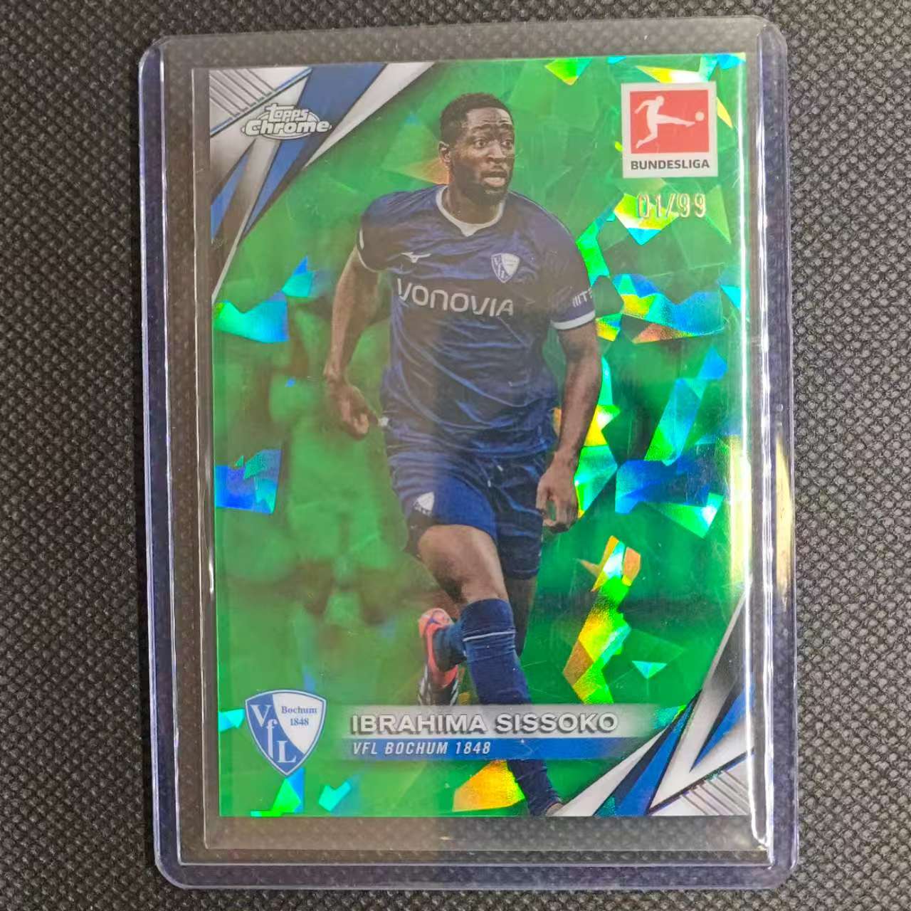 2025 Topps Chrome Ibrahima Sissoko 团长#德甲蓝宝石 易卜拉希马 西索科 波鸿 德甲 01/99编 首编 绿碎冰折 不保卡品细节看图