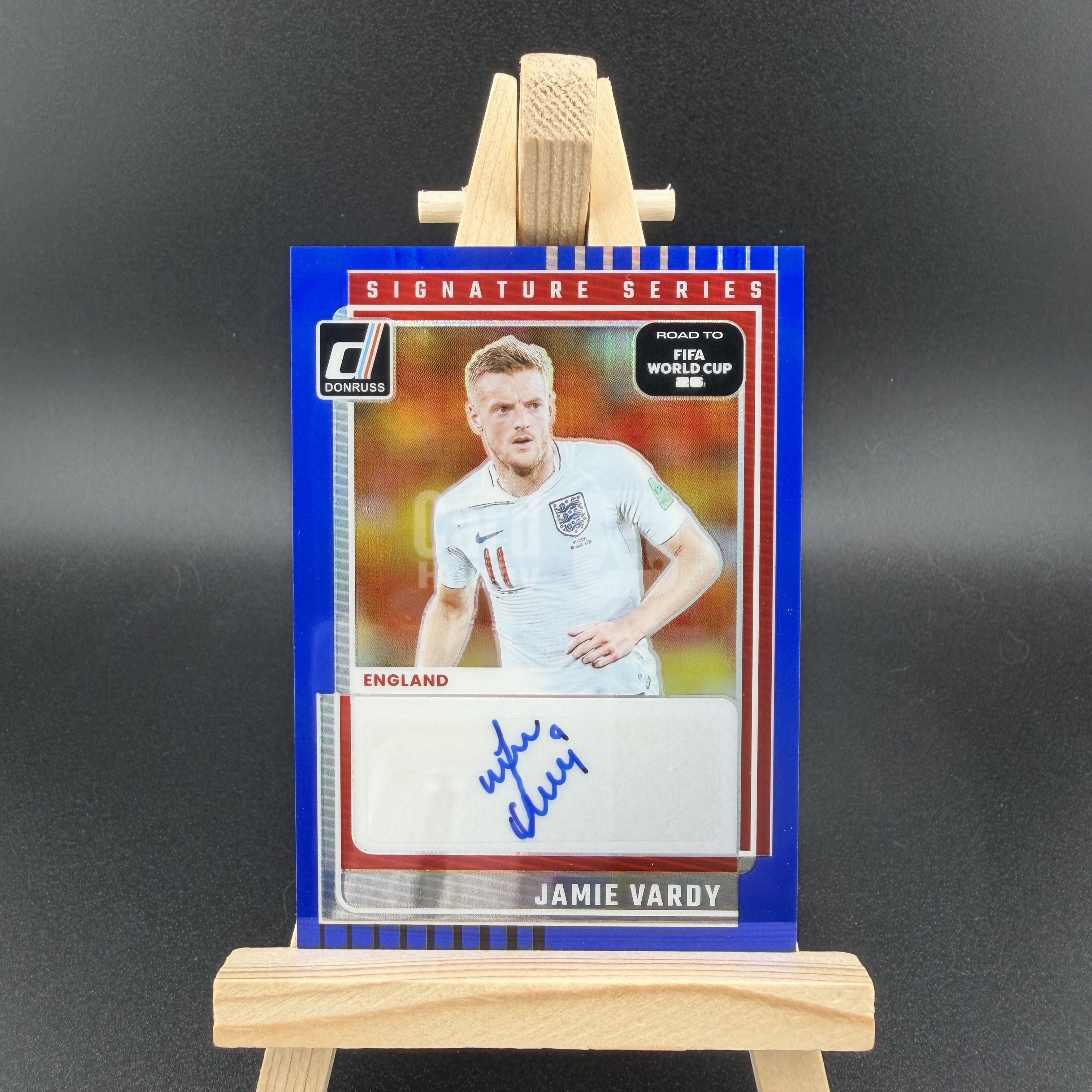 2025-26 Panini Donruss Road to World Cup Jamie Vardy 世界杯之路 英格兰 瓦尔迪 签字 蓝折 082/199编 卡品如图 【陌浪小程】