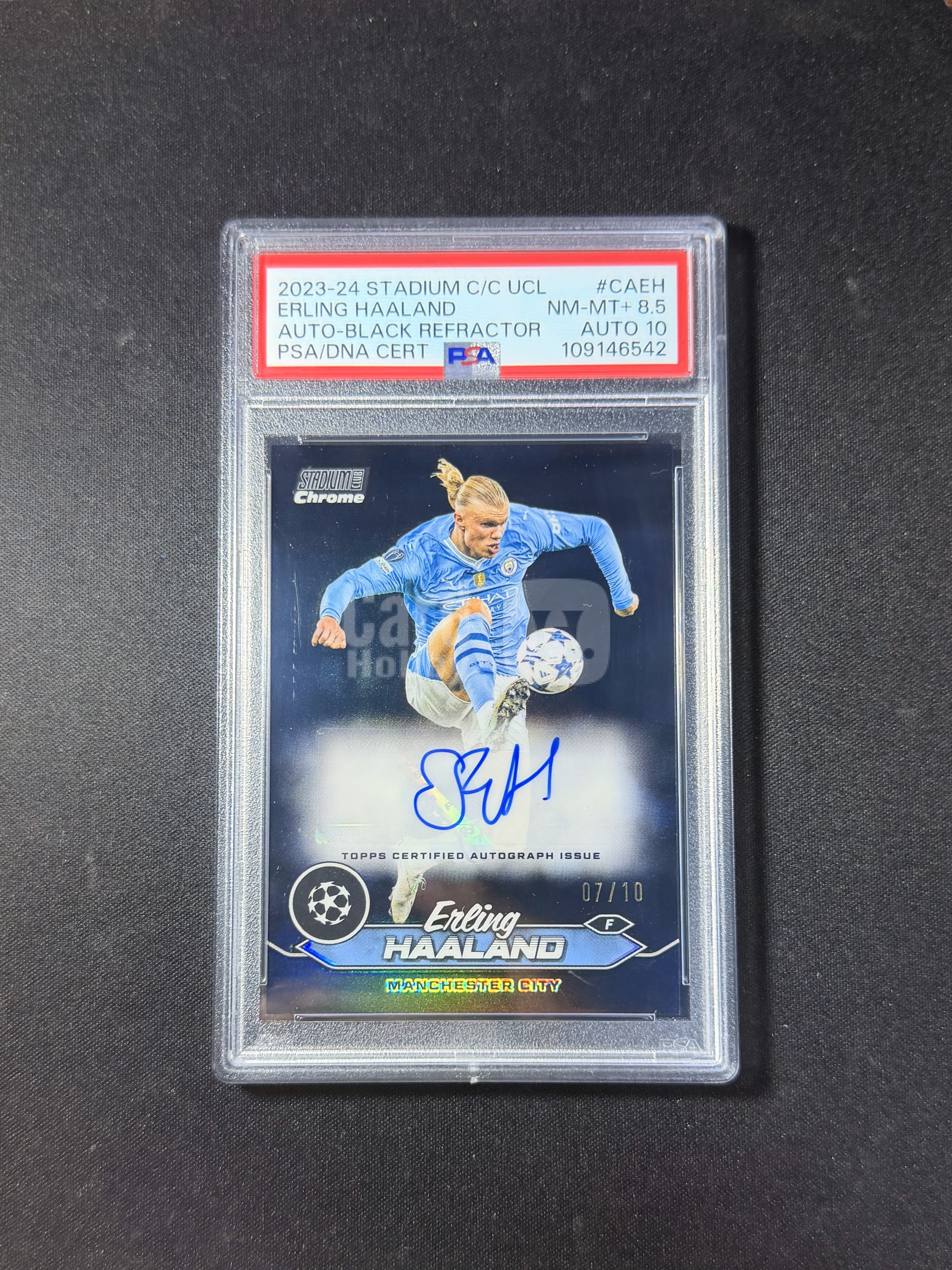 2023-24 Topps Stadium Chrome Erling Haaland 哈兰德 曼城 7/10编 黑折 PSA8.5/10分 赛场选图 完美签字 挪威 英超金靴 欧冠 竞技场