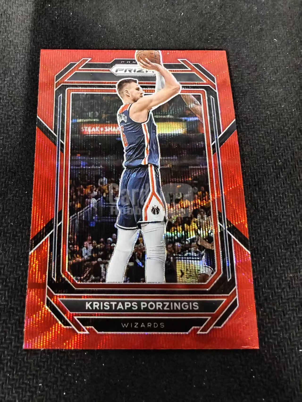 2022-23 Panini Prizm Kristaps Porzingis 奇才 克里斯塔普斯 波尔津吉斯 红波纹 PZ 划痕 边角瑕疵 #191