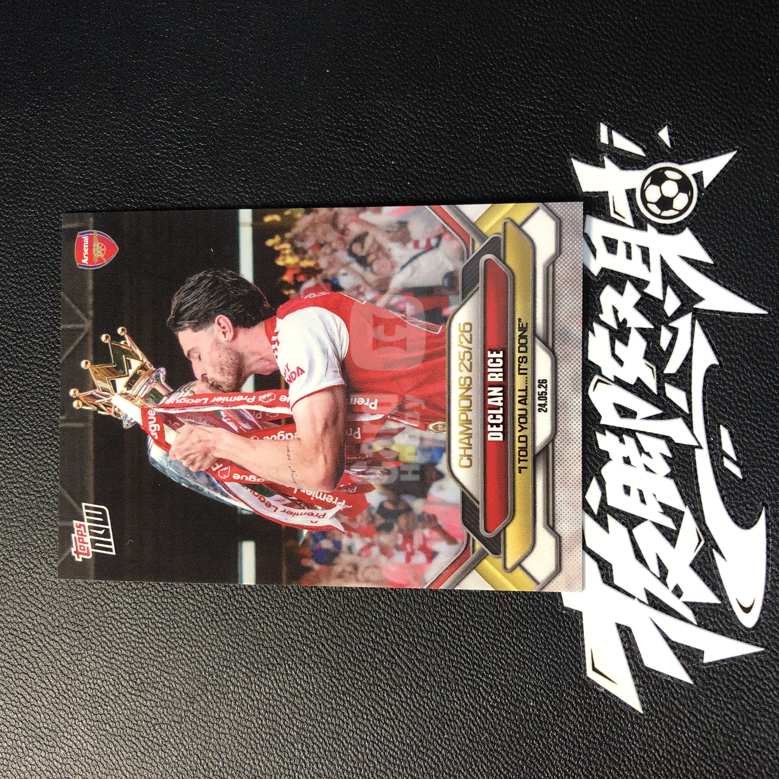 【拔脚代卖】2026 Topps Now 英超 德克兰 赖斯 Declan Rice 阿森纳 枪手 拿下英超冠军 捧杯 纪念卡 英格兰国脚收藏必备 瑕疵如图｜拔脚沙漠BH5