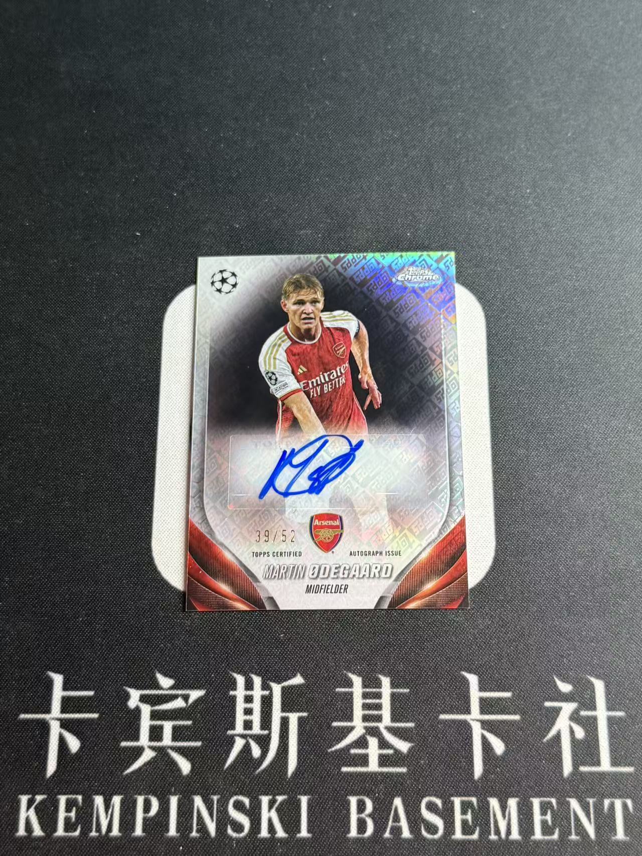 2024-25 Topps Chrome Martin Odegaard 【卡宾】马丁 厄德高 阿森纳 挪威 队长 冲击英超欧冠 52编 低编 签字 贴签 TOPPS LOGO折 大比例 NO.2