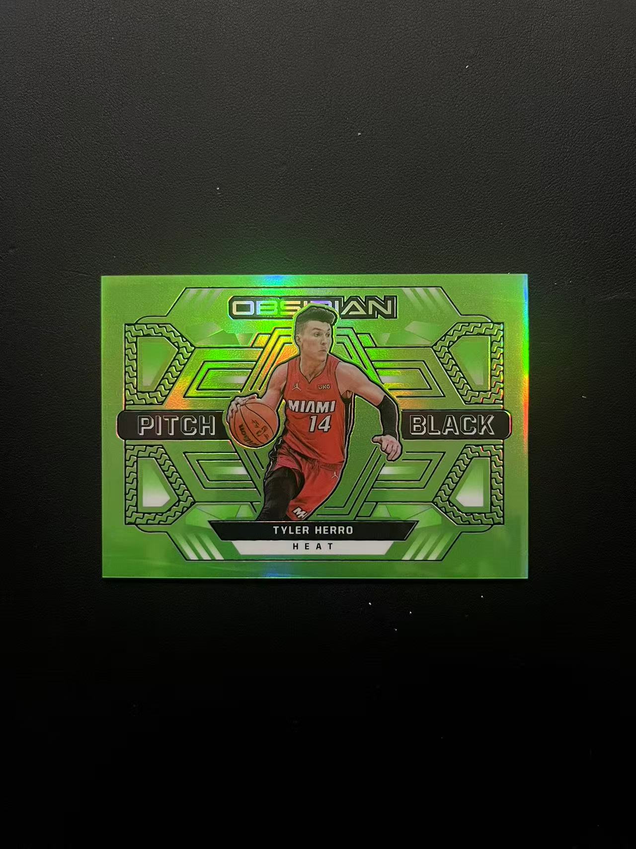 2021-22 Panini Obsidian Tyler Herro 《王中王代卖》黑曜石系列 迈阿密热火 泰勒 希罗 折射 青折 Pitch Black 特卡 轻印 边角微白 瑕疵如图 J7