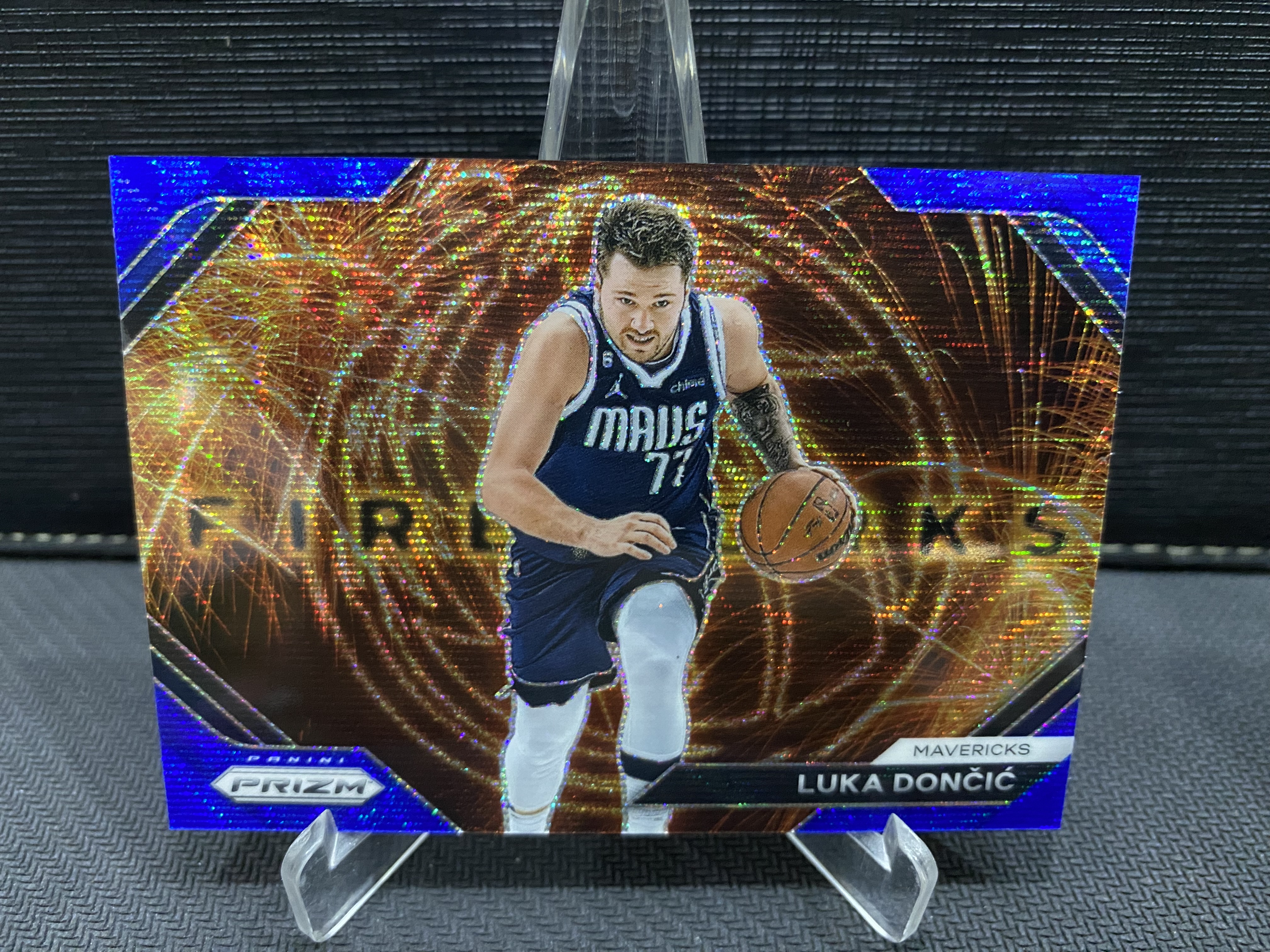 2023-24 Panini Prizm Luka Doncic PZ 独行侠 卢卡 东契奇 077 火花特卡 fireworks 特卡 收藏必备 卡品如图 -老道-【乌苏拍卖】