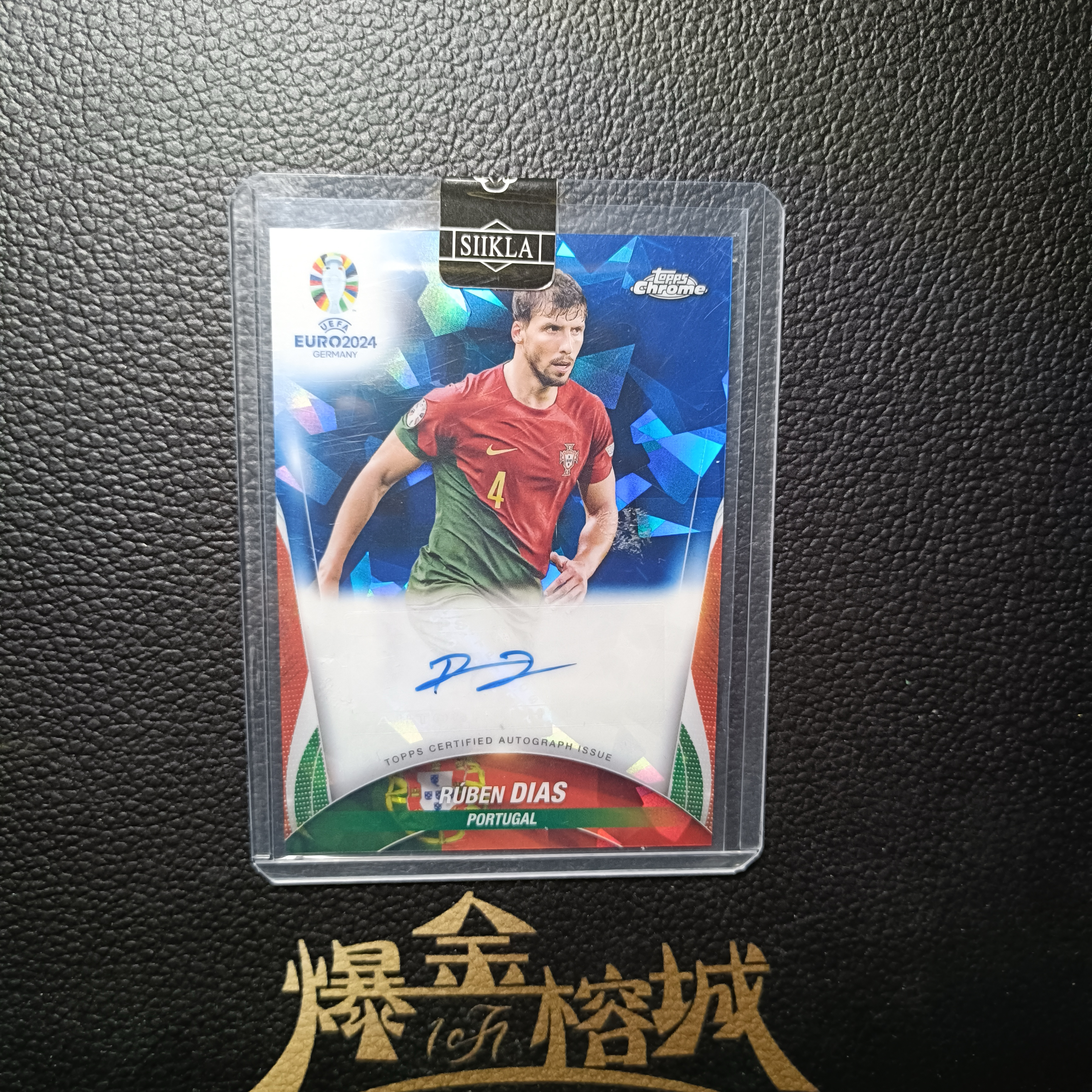 2024 【 爆金榕城 】 Topps Chrome Ruben Dias 欧洲杯蓝宝石 鲁本迪亚斯 签字 蓝碎冰折签 完美签 葡萄牙 实卡精美 收藏必备 卡品如图 微瑕 方司