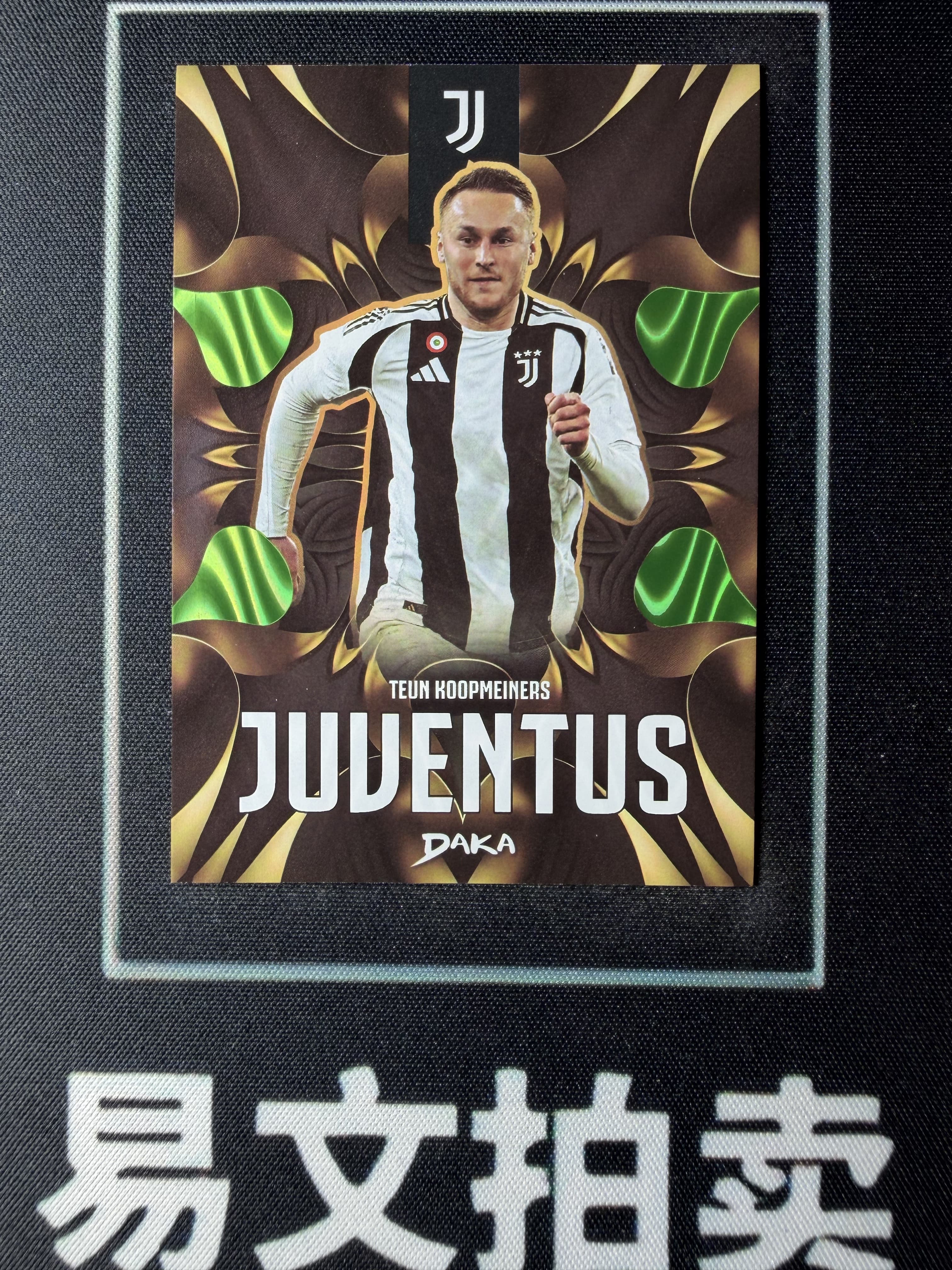 【易文拍卖 超级回款】2024-25 DAKA 达咖 尤文图斯 足球俱乐部 队盒 TEUN KOOPMEINERS 荷兰 特恩 库普梅纳斯 尤文图斯 2/5编 鎏纹黑白 特卡 #TuTu