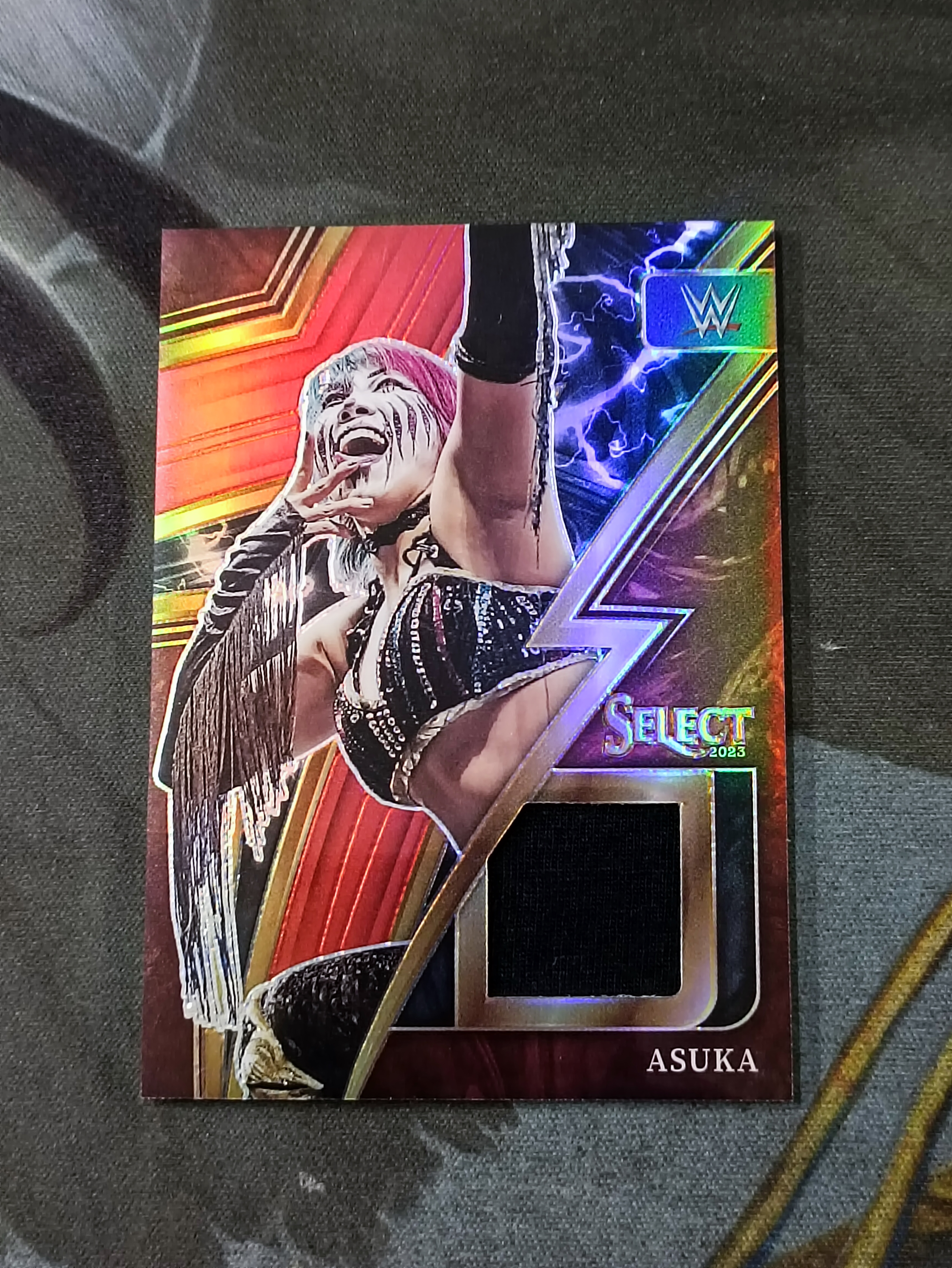2023 Panini Select WWE Asuka 明日华 限量85/99编 红折 物料实物 WWE 职业摔角(品见大图微瑕)《苏州卡通》J【ANDY】
