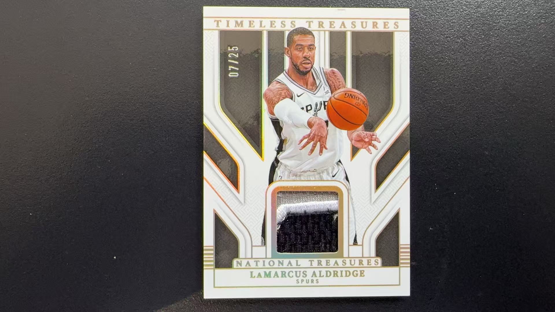 【Pw代卖】2024-25 Panini 国宝 Lamarcus Aldridge 拉马库斯 阿尔德里奇 开拓者 马刺 名宿 小窗亲穿物料切割 三色物料 25编 专收必备 卡品如图 萝卜哥