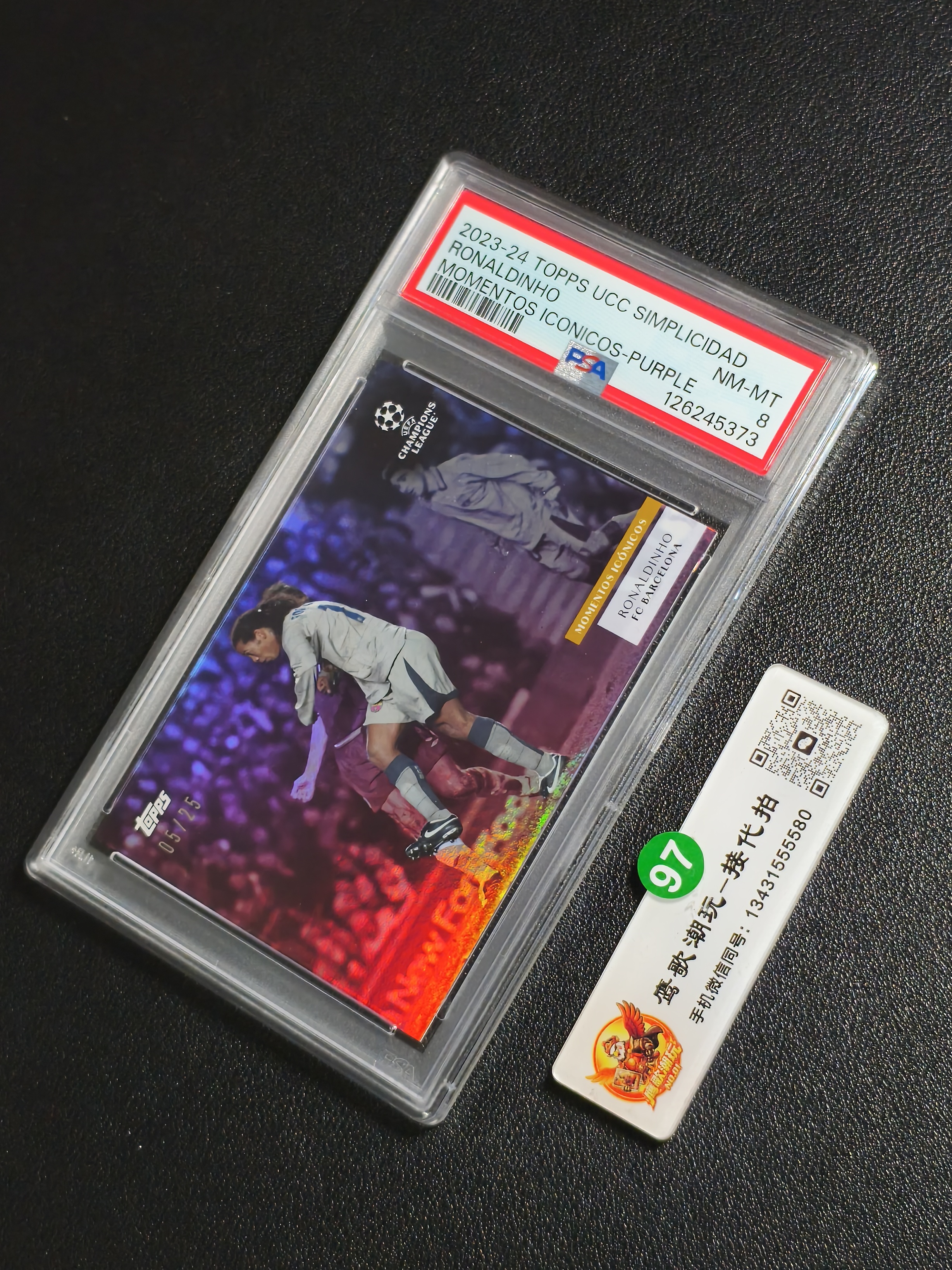 【鹰歌拍卖】罗纳尔迪尼奥 Ronaldinho 紫折 Momentos特卡 05/25编 PSA8分|2023-24 Topps UCC 巴萨 足球精灵 欧冠 金球 魔 巨星 凑 不保卡品#平97绿