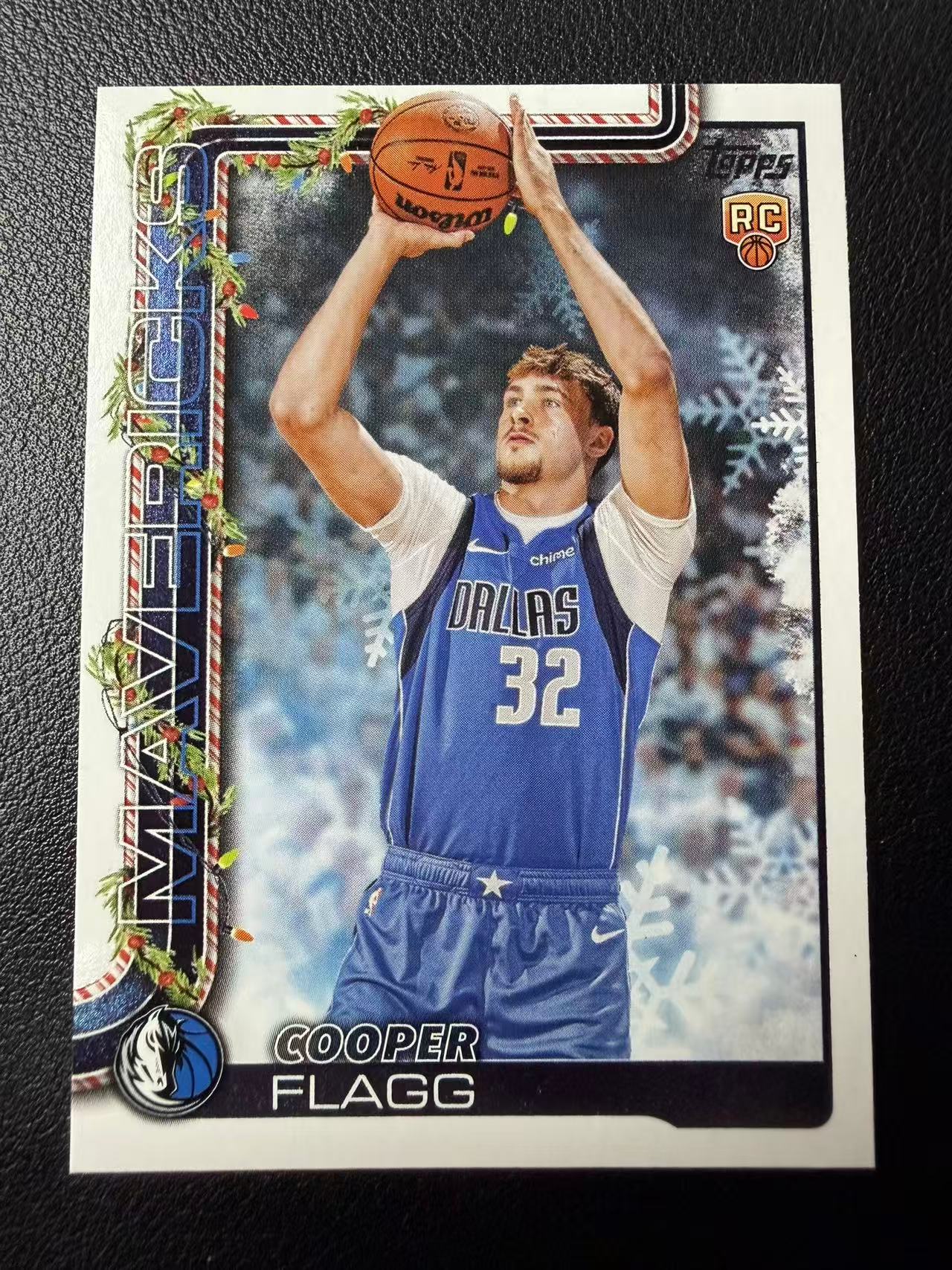 2025 Topps Holiday Cooper Flagg RC Topps 假日系列 独行侠 库珀 弗拉格 新秀 Base 圣诞元素 卡品如图(郭)2