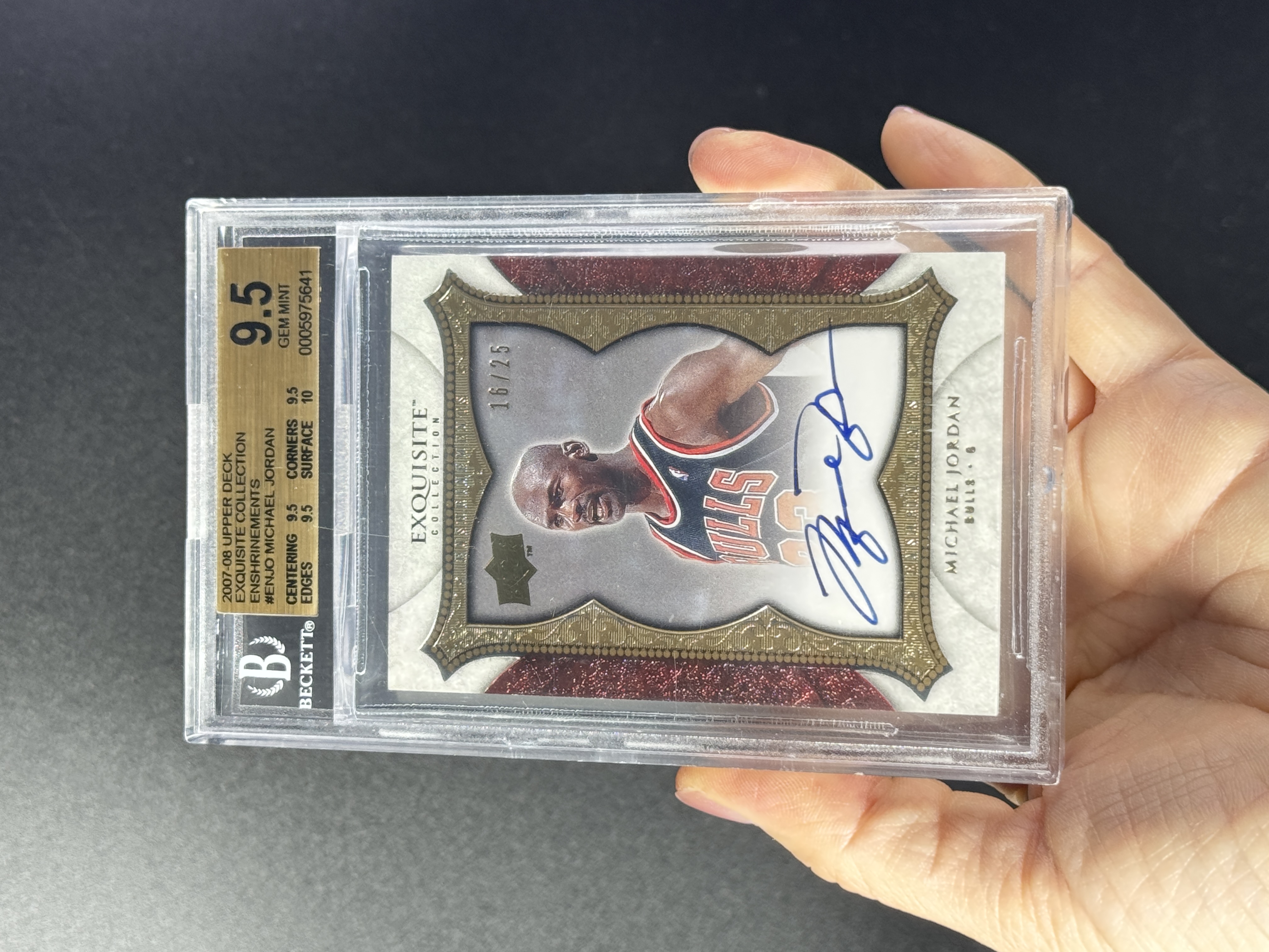 【喷子拍卖】2007-08 UD exquisite Michael Jordan 木盒 芝加哥公牛 篮球之神 迈克尔 乔丹 enshrinements 大金牌 签字 25编 卡签 最有价相框 hit 小分好 BGS金标9.5/10 YLI