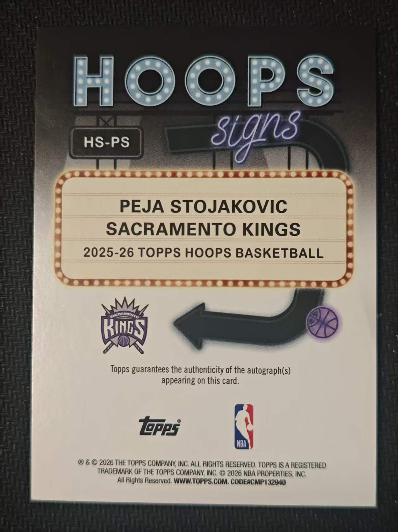 2025-26 Panini NBA Hoops Peja Stojakovic 【有品代卖】国王 佩贾・斯托亚科维奇 签字 贴签 霓虹灯签字特卡 复古霓虹灯 国王经典白球衣 卡品如图/刘