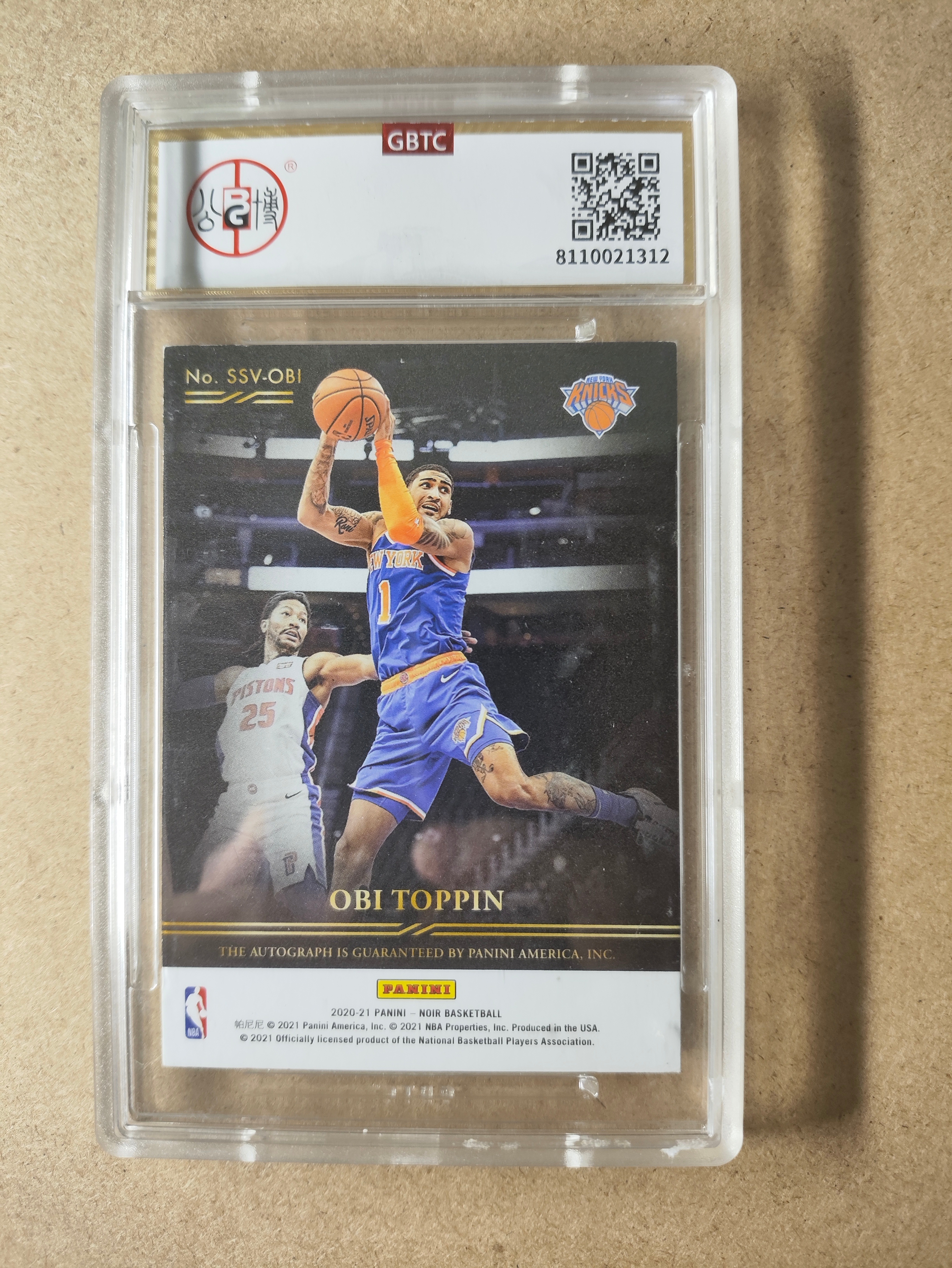 2020-21 Panini Noir Obi Toppin RC 诺尔 尼克斯 奥比 托平 RC新秀 金笔签 21/99编 闪版 聚光灯 镜面 GBTC评级9/10分 卡品如图 收藏必备