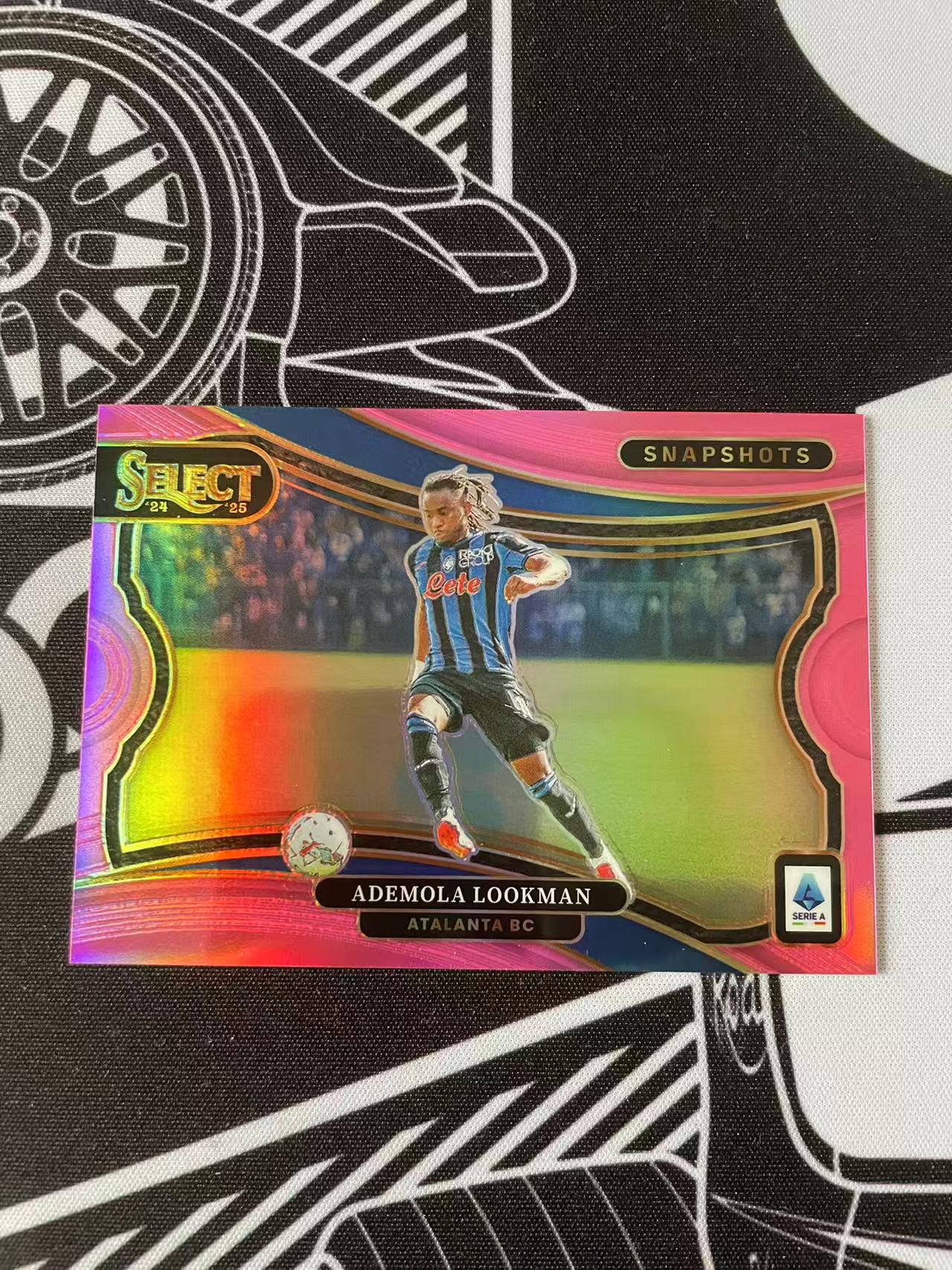 2024-25 Panini Select Serie A Ademola Lookman 帕尼尼 意甲 SE 亚特兰大 卢克曼 三级 粉折 09/25 卡品如图 凑套必备