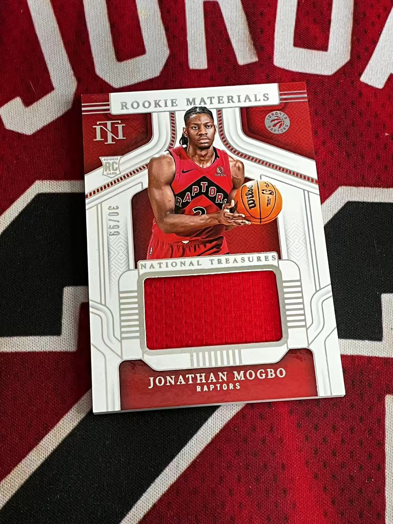 【接寄拍】2024-25 PANINI NATIONAL 国宝高端系列 猛龙 新秀RC 乔纳森莫博 莫格博 99编 新秀大窗球衣物料切割 衣料实物卡 专收凑套必备【烂臭嘴拍卖】