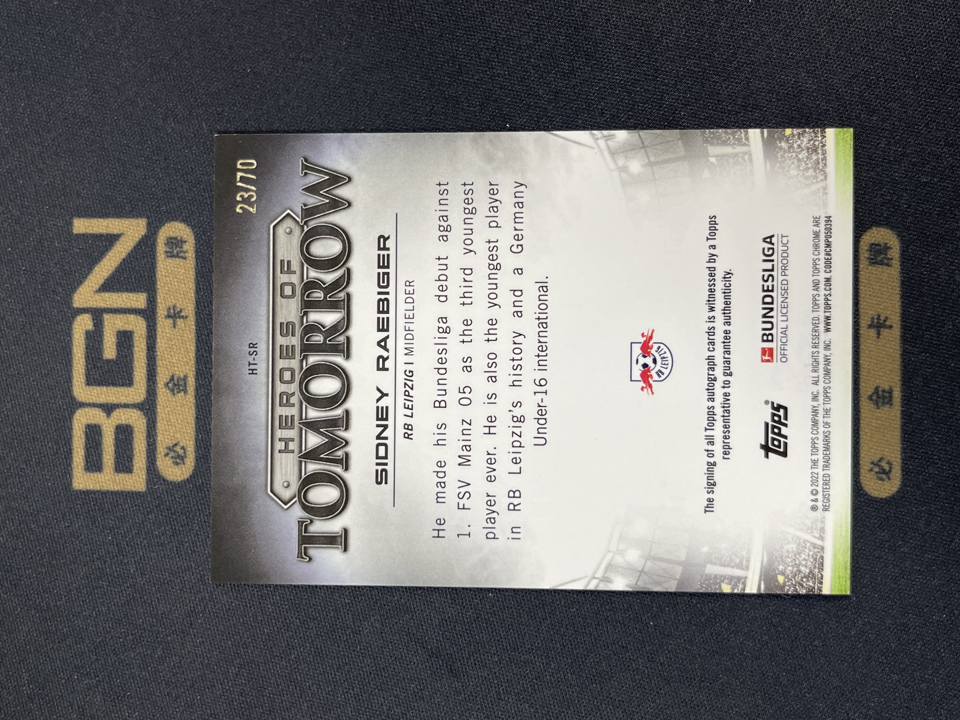 【必金拍卖-可累积】251018LY 2021-22 TOPPS CHROME 德甲 莱比锡红牛 新秀RC 雷比格Sidney Raebiger 特卡签字银折折射70编 卡面细痕 配砖 收藏投资首选
