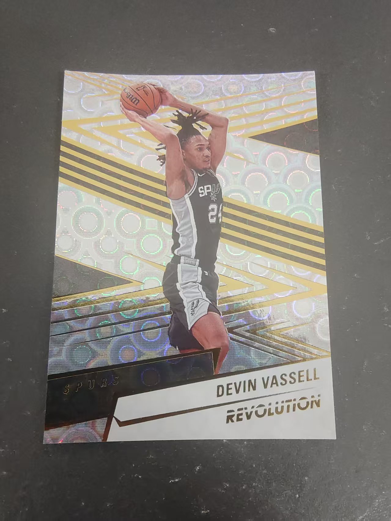 【可合并，不累计】2024-25 Panini Revolution Devin Vassell 德文 瓦塞尔 马刺 革命 折射 边角瑕疵 @24