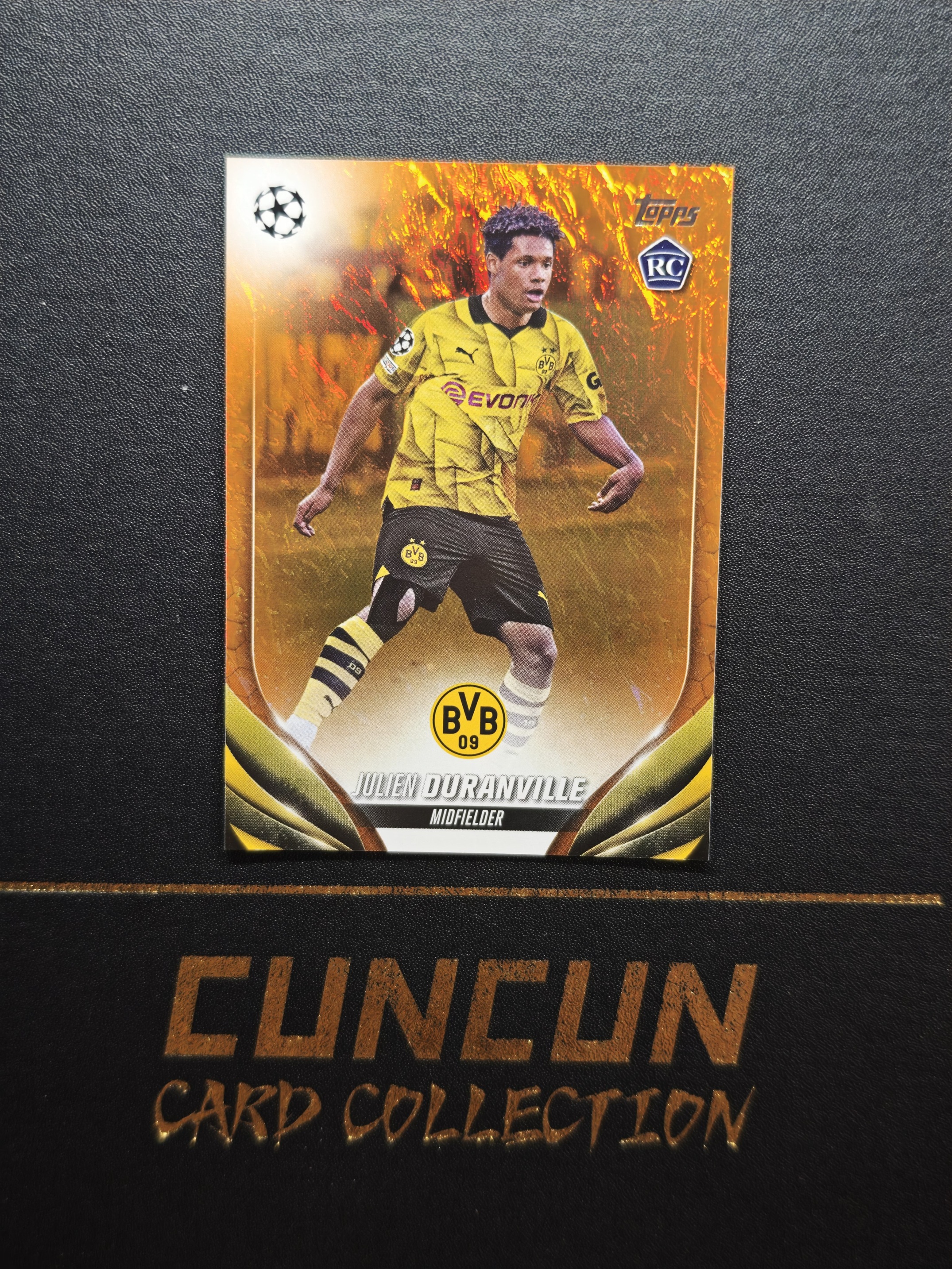 2024 Topps UCC Julien Duranville 欧冠 多特蒙德 杜兰维尔 迪朗维尔 RC新秀 橙折 橙瀑布折 /25编 比利时 带砖【CUN拍卖-K28】