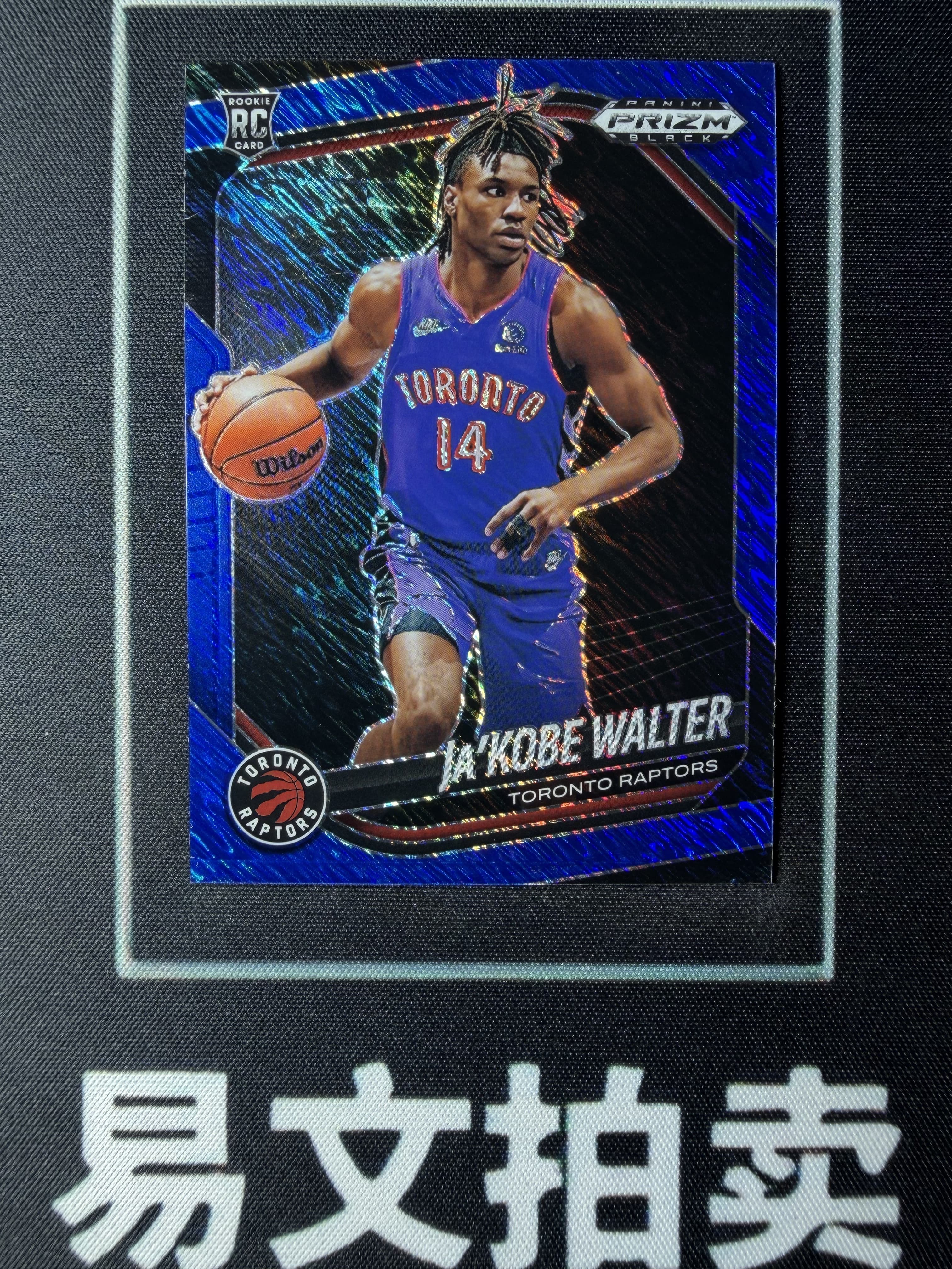 【易文拍卖 超级回款】2024-25 Panini Prizm Pz 男篮 JA KOBE WALTER 贾科比 沃尔特 猛龙 RC新秀 23/35编 蓝Shimmer折 #Yung