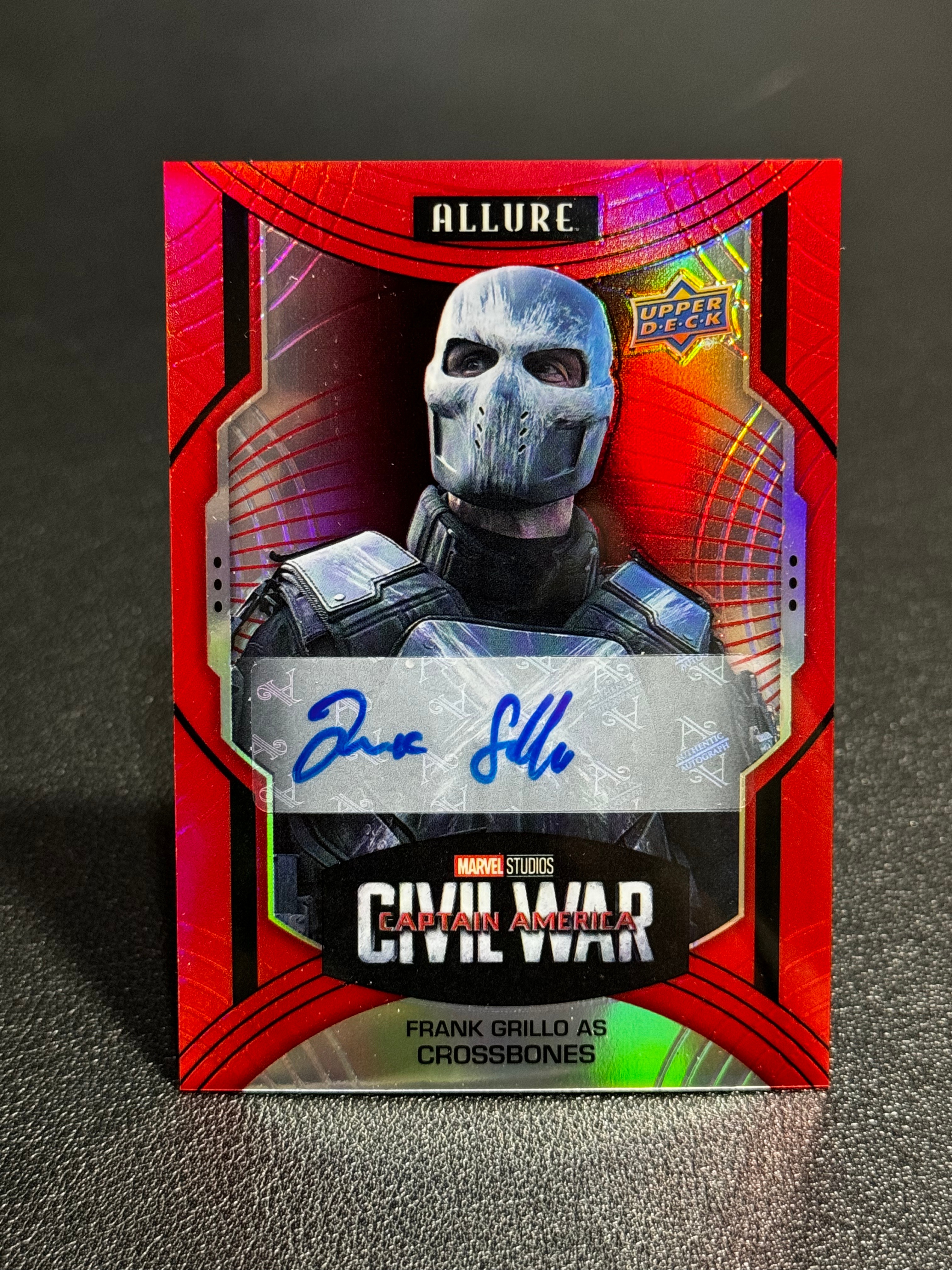 2022 Upper Deck Marvel (MCU) Allure UD 漫威 影视 诱惑 小黑钻 演员 签字 红折 Auto 交叉骨 Crossbones LWCC