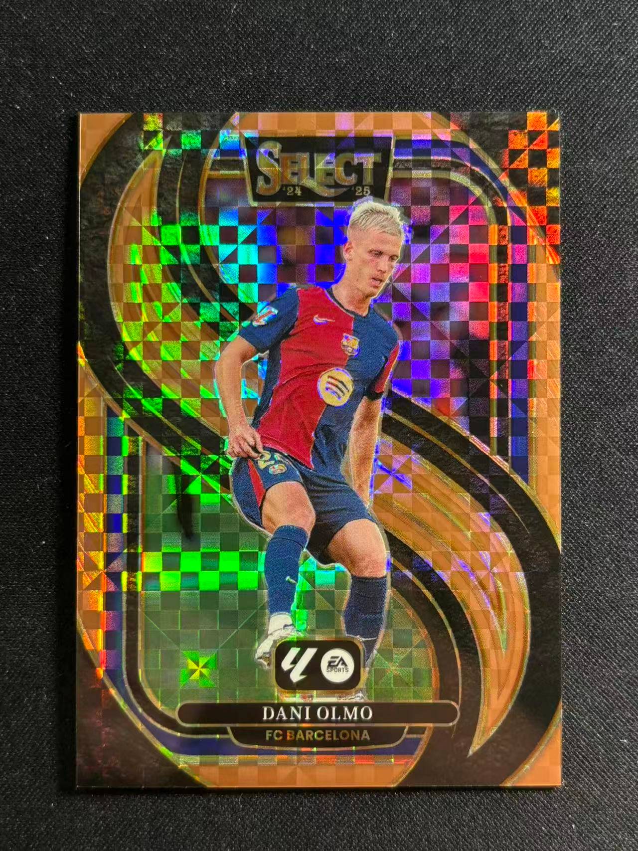【梦卡拍卖】2024-25 Panini select Dani Olmo 丹尼 奥尔莫 巴塞罗那 /59编 棋盘折 细节如图 #DD# GoldY