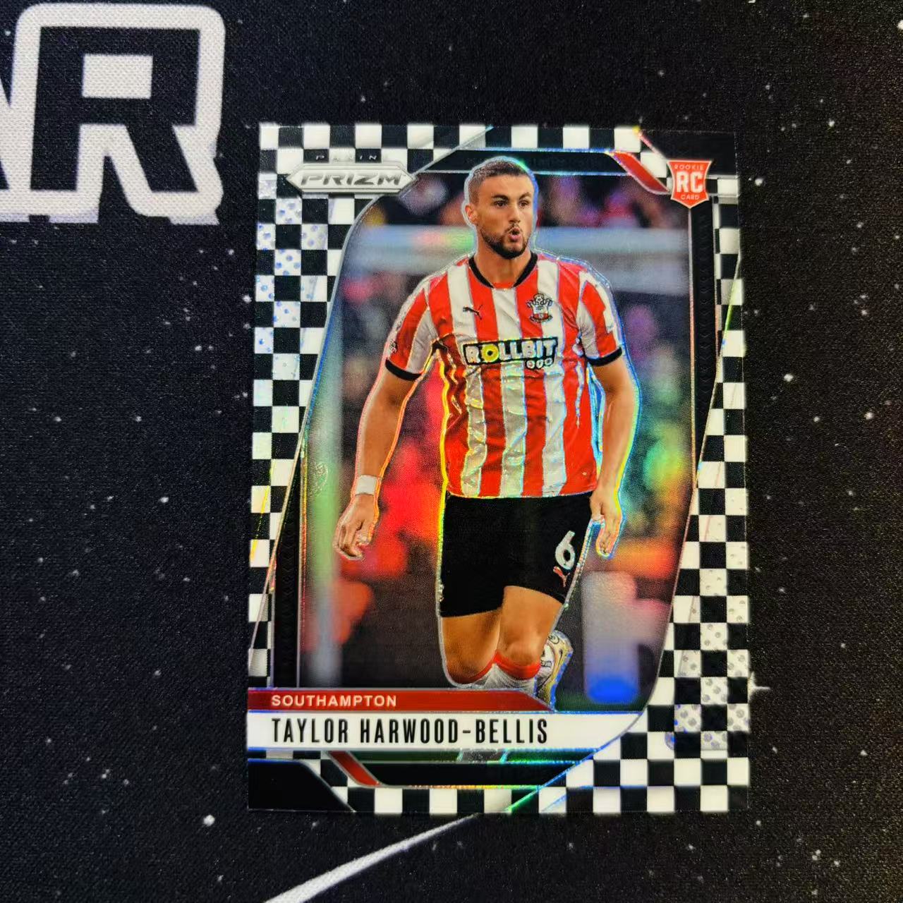 2024-25 Panini Prizm 英超PZ Taylor Harwood-Bellis 哈伍德 贝利斯 南安普顿 RC新秀 棋盘折 黑白格子折 专收凑套必备 洛北拍卖 姚总2702N
