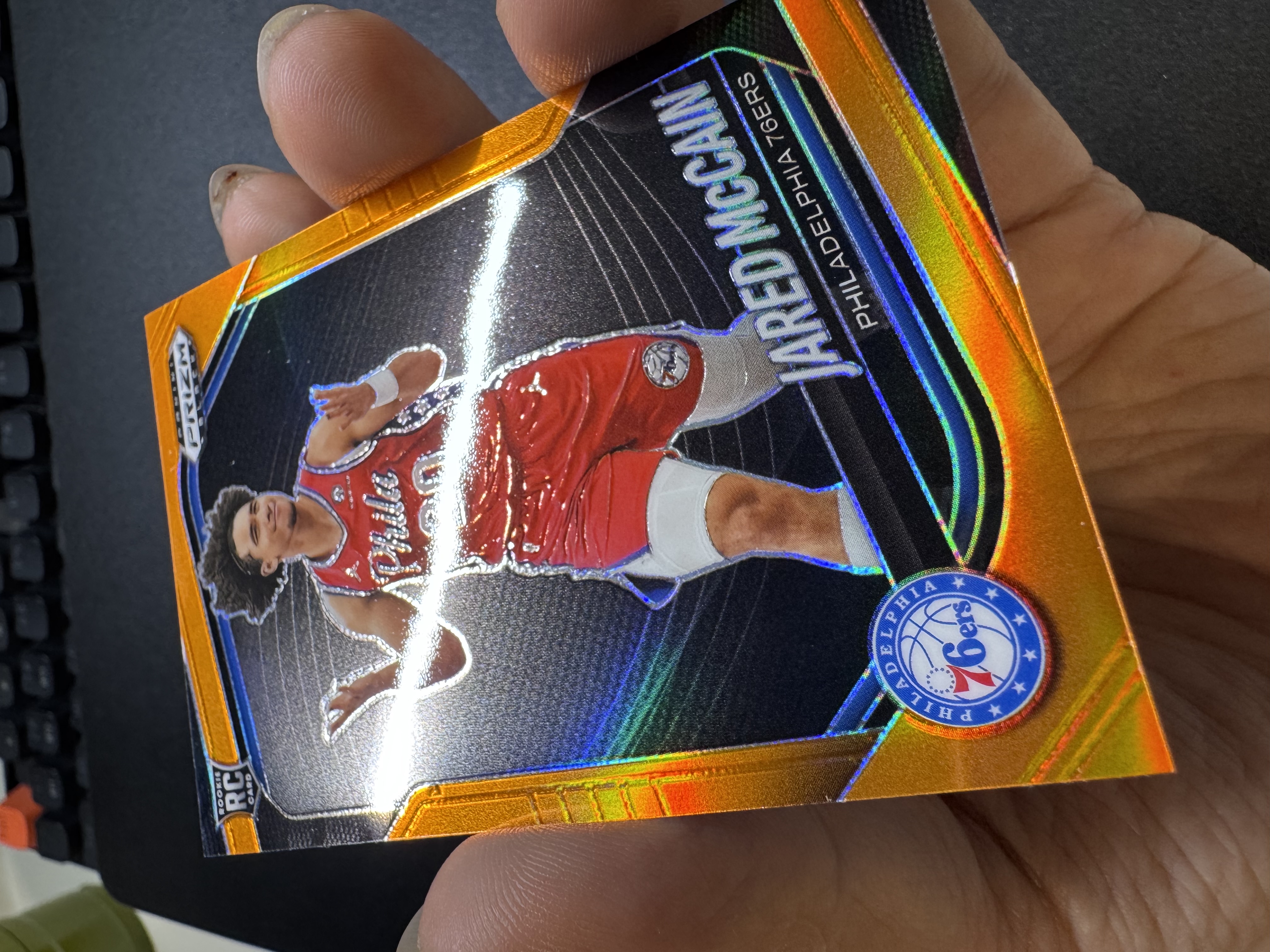 2024-25 Panini Prizm Black Jared McCain RC 76人 贾里德麦凯恩 新秀 11/49编 紫碎冰折 折射 微瑕 实卡精美 卡品如图 收藏必入