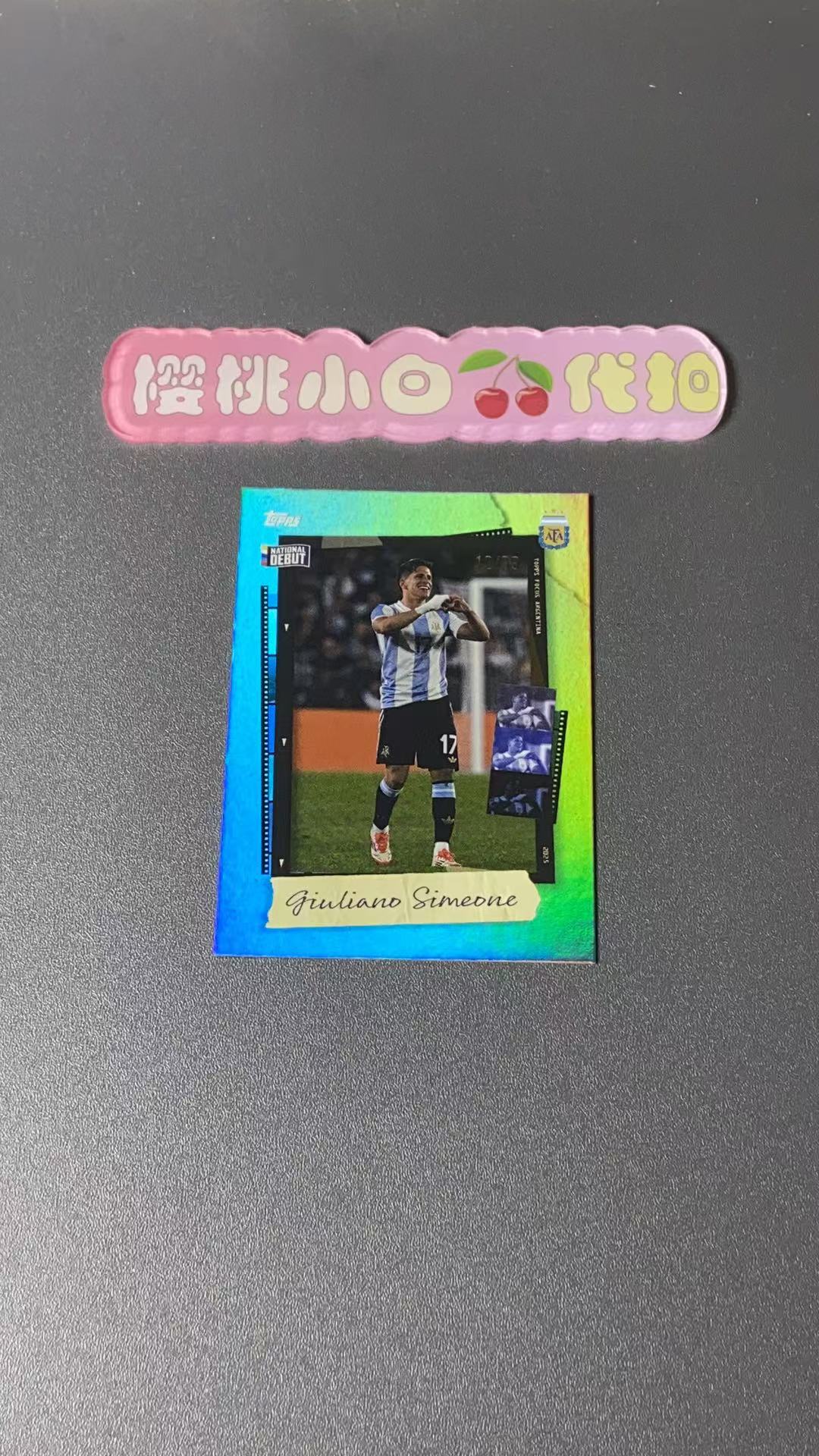 2025 Topps Argentina Giuliano Simeone 樱桃小白 99编 朱利亚诺·西蒙尼 快照 蓝折 蓝天彩虹平行 阿根廷聚焦系列 卡品不保 默认微瑕 收藏必备【许克】