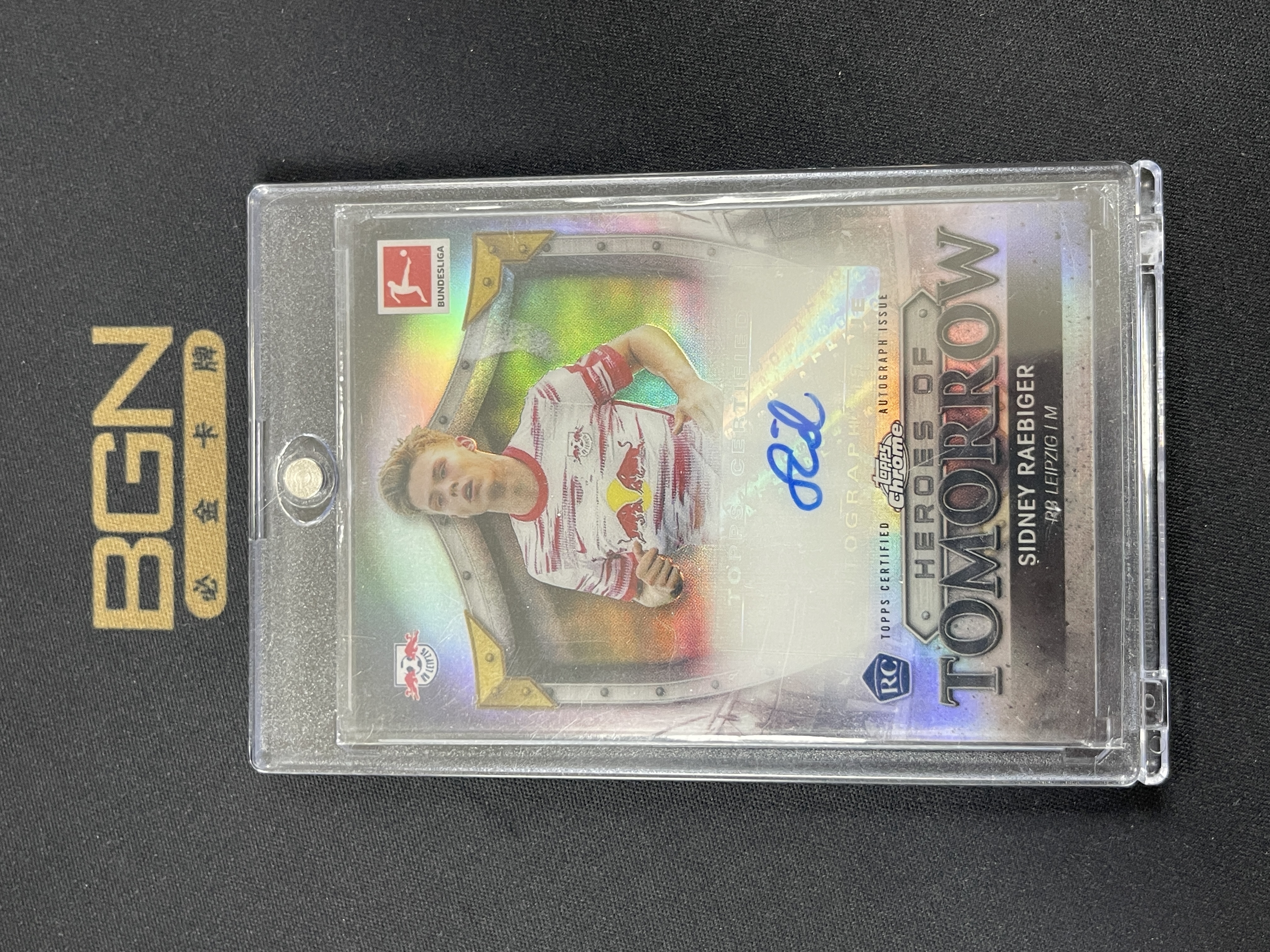 【必金拍卖-可累积】251018LY 2021-22 TOPPS CHROME 德甲 莱比锡红牛 新秀RC 雷比格Sidney Raebiger 特卡签字银折折射70编 卡面细痕 配砖 收藏投资首选