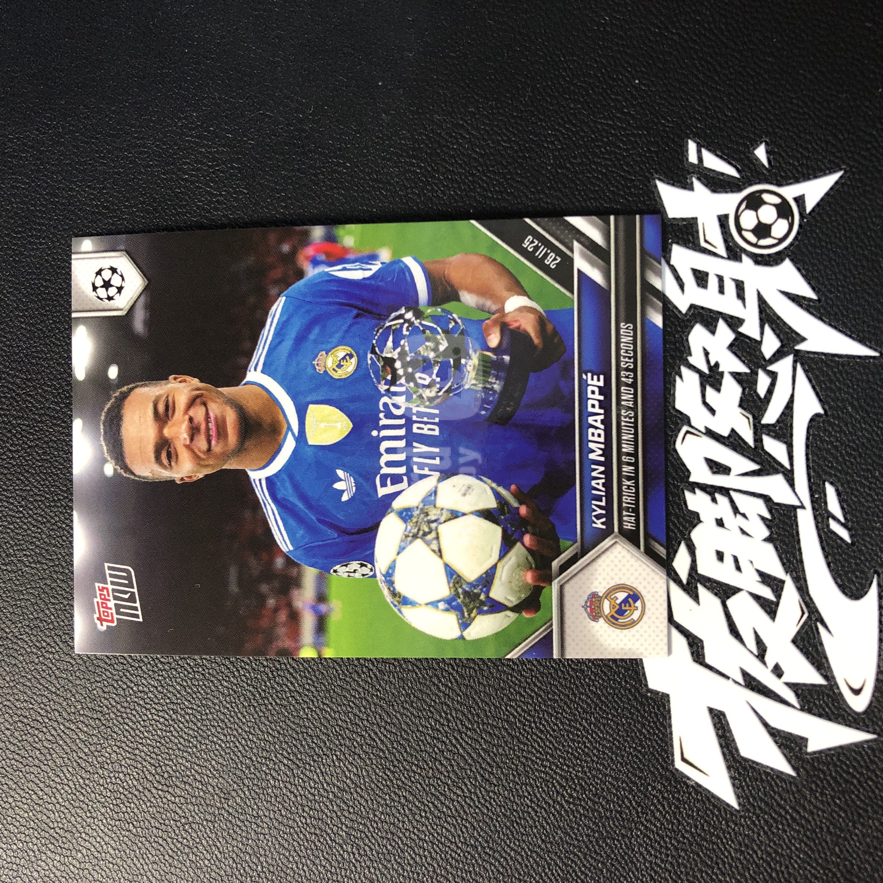 【拔脚代卖】2025 Topps Now UEFA 欧冠 基利安 姆巴佩 Kylian Mbappe 巴黎圣日耳曼 大巴黎 皇马 摩纳哥 6 分 43 秒完成帽子戏法 纪念卡 法国超跑收藏必备 瑕疵如图｜拔脚沙漠BH27