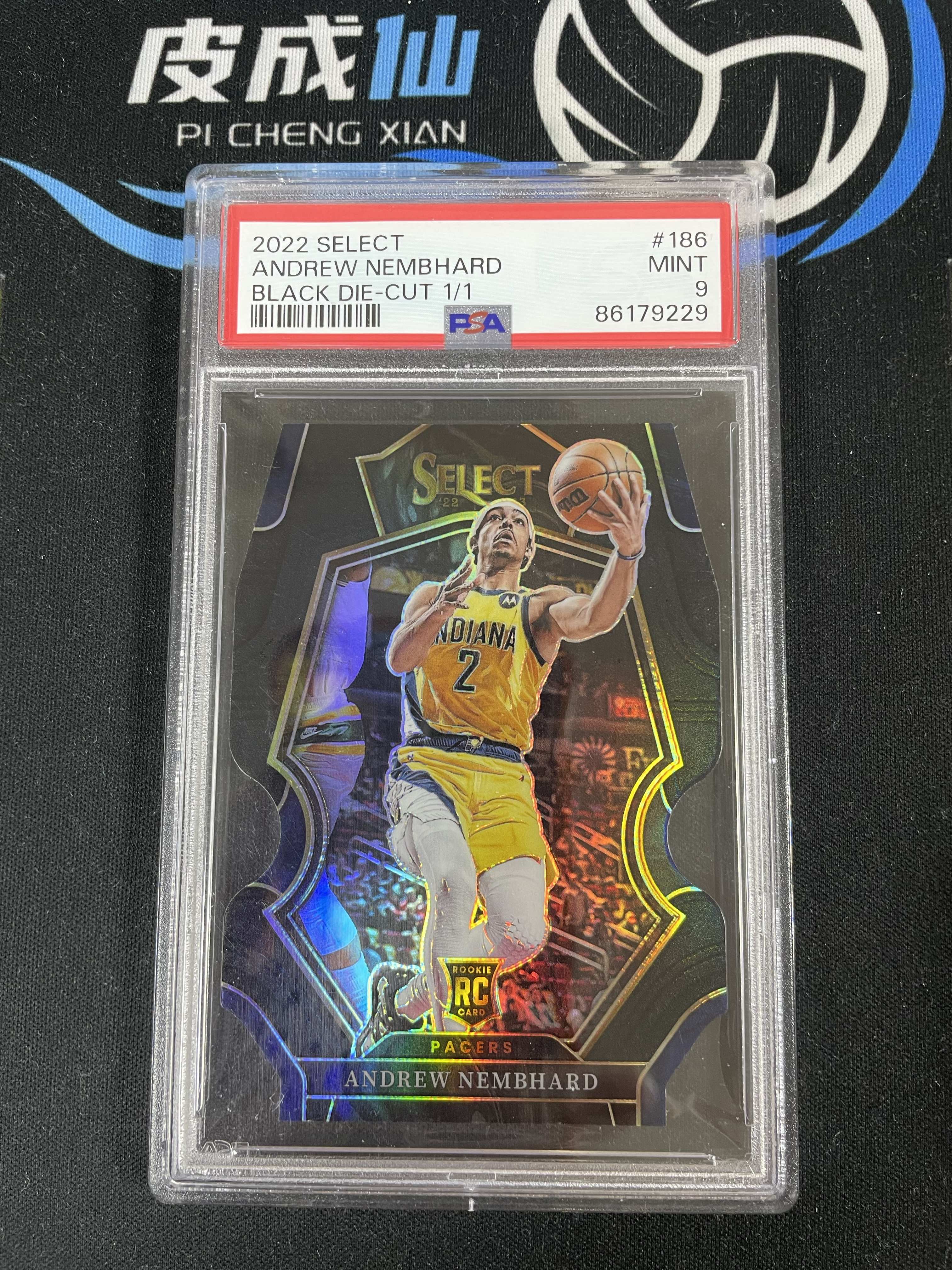 【皮成仙拍卖】PANINI 22-23 SELECT 步行者 ANDREW NEMBHARD 内姆布哈德 新秀 RC 黑折 盾牌 异形切割 1/1编 限量一张 1of1 PSA评级9分 想睡觉