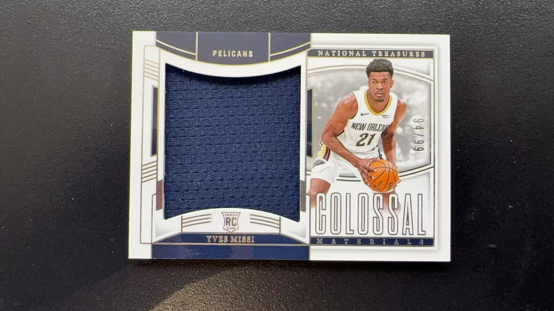 【Pw代卖】2024-25 Panini 国宝 Yves Missi 伊夫 米西 鹈鹕 新秀 RC 大窗物料切割 横版 99编 专收必备 卡品如图 萝卜哥
