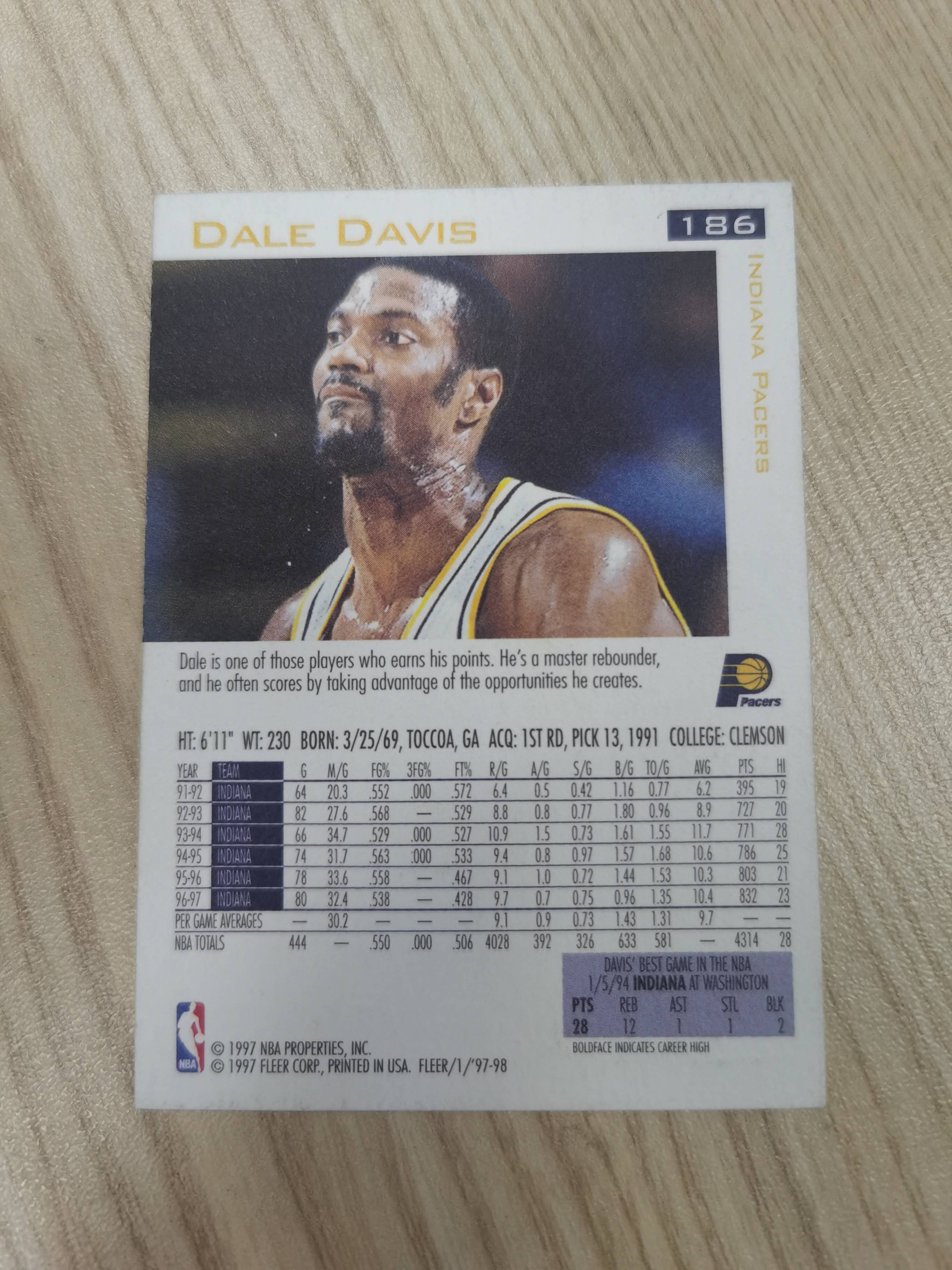 1997-98 Fleer Base Dale Davis 1997-98 戴尔-戴维斯 fleer 金标 画报材质 #186 1届全明星 防守悍将 步行者 硬通货 极具收藏价值